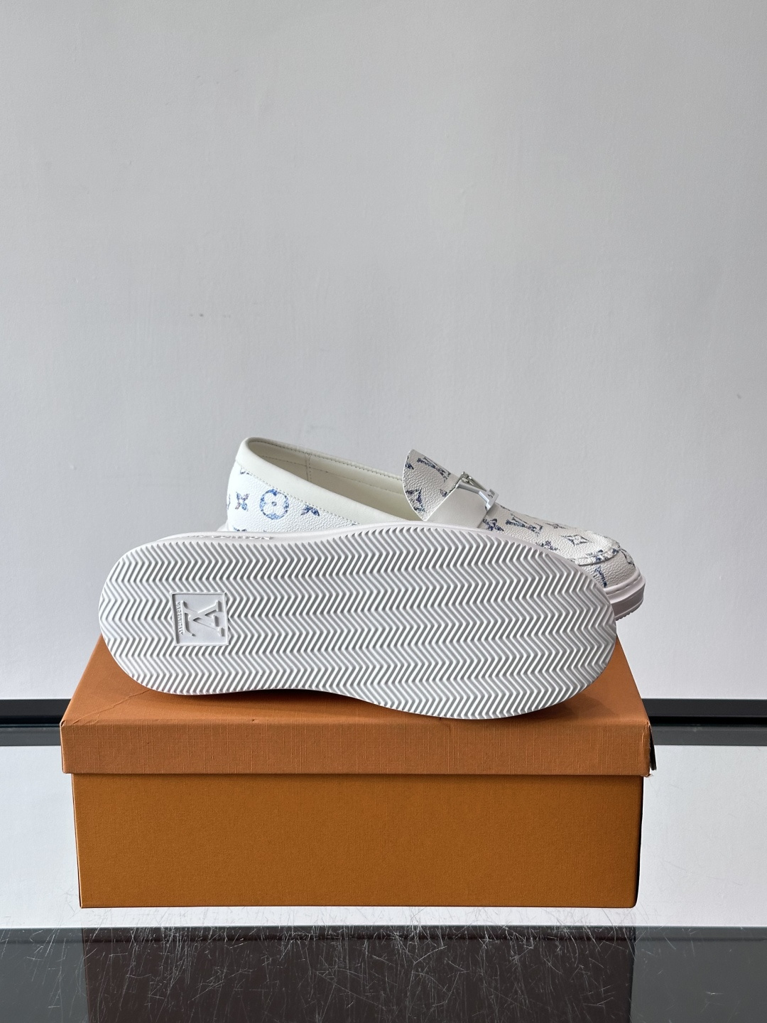 LV男士休闲鞋简约版型⚠️一脚蹬的自在，是通勤与周末的无缝衔接。柔软皮革包裹双脚，纯白厚底自带轻盈感，每