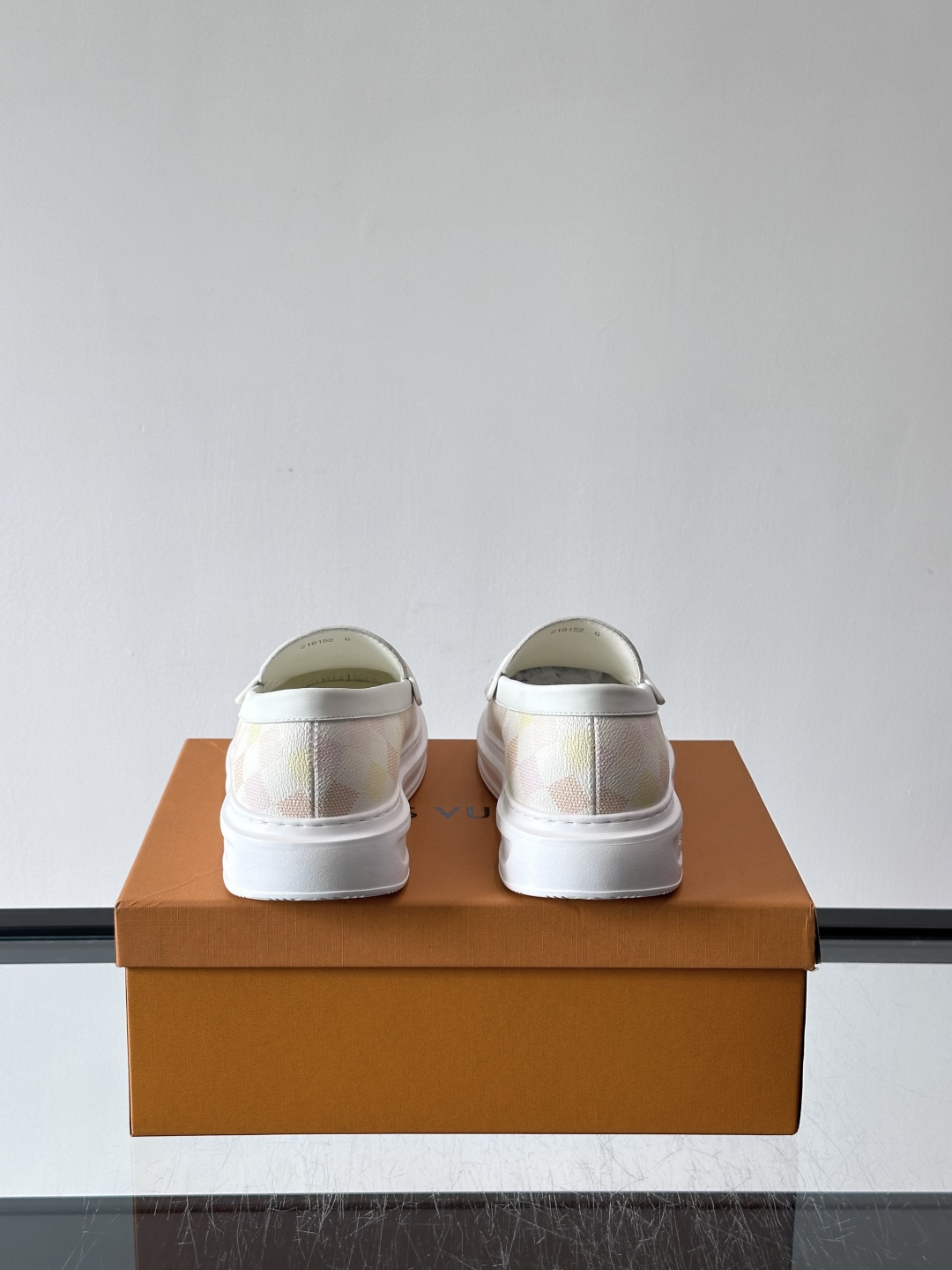 LV男士休闲鞋简约版型⚠️一脚蹬的自在，是通勤与周末的无缝衔接。柔软皮革包裹双脚，纯白厚底自带轻盈感，每