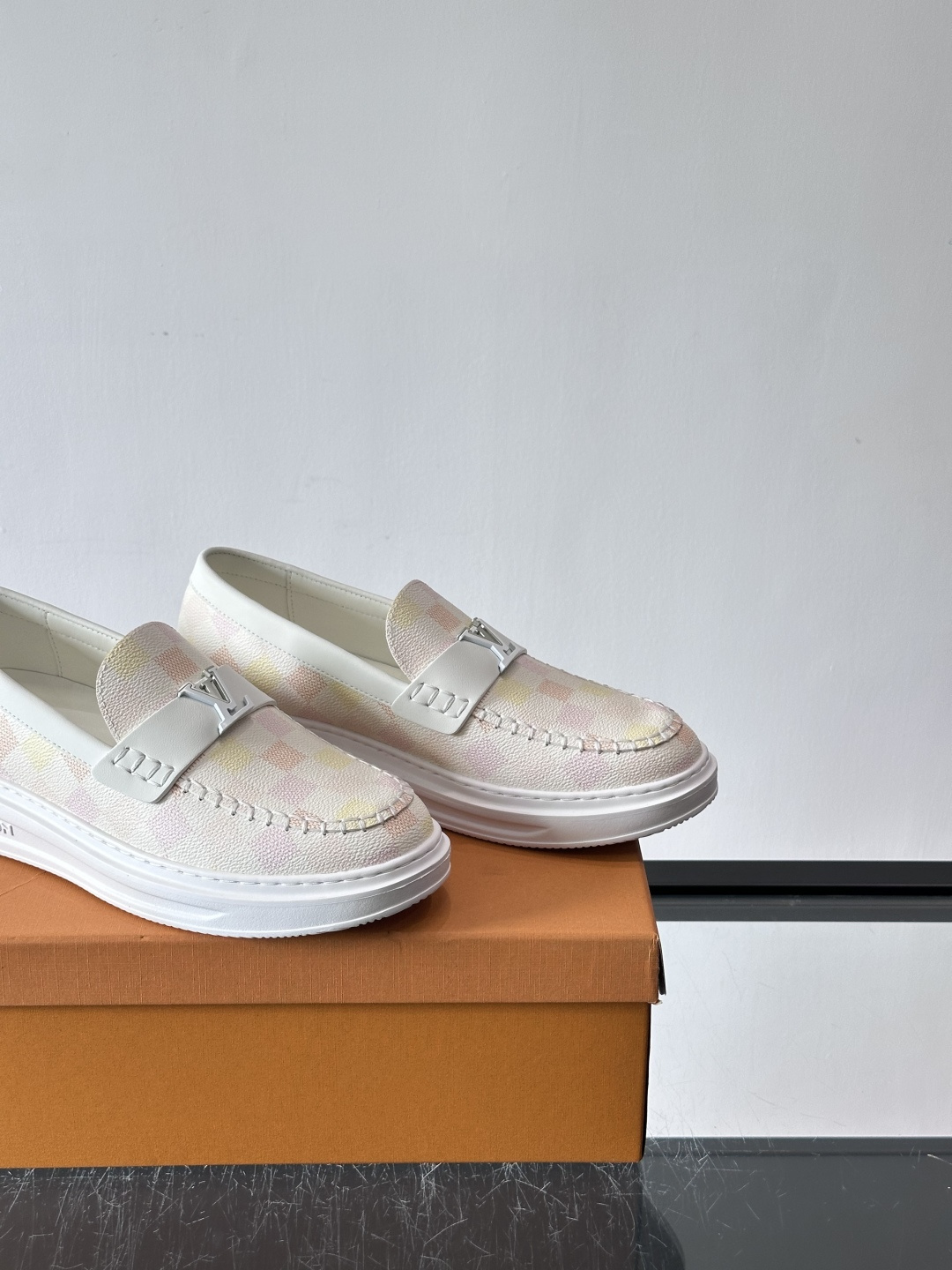 LV男士休闲鞋简约版型⚠️一脚蹬的自在，是通勤与周末的无缝衔接。柔软皮革包裹双脚，纯白厚底自带轻盈感，每