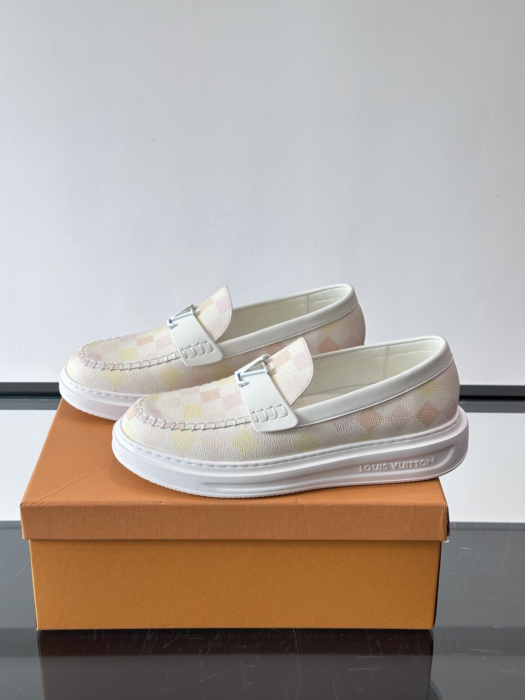 LV男士休闲鞋简约版型⚠️一脚蹬的自在，是通勤与周末的无缝衔接。柔软皮革包裹双脚，纯白厚底自带轻盈感，每