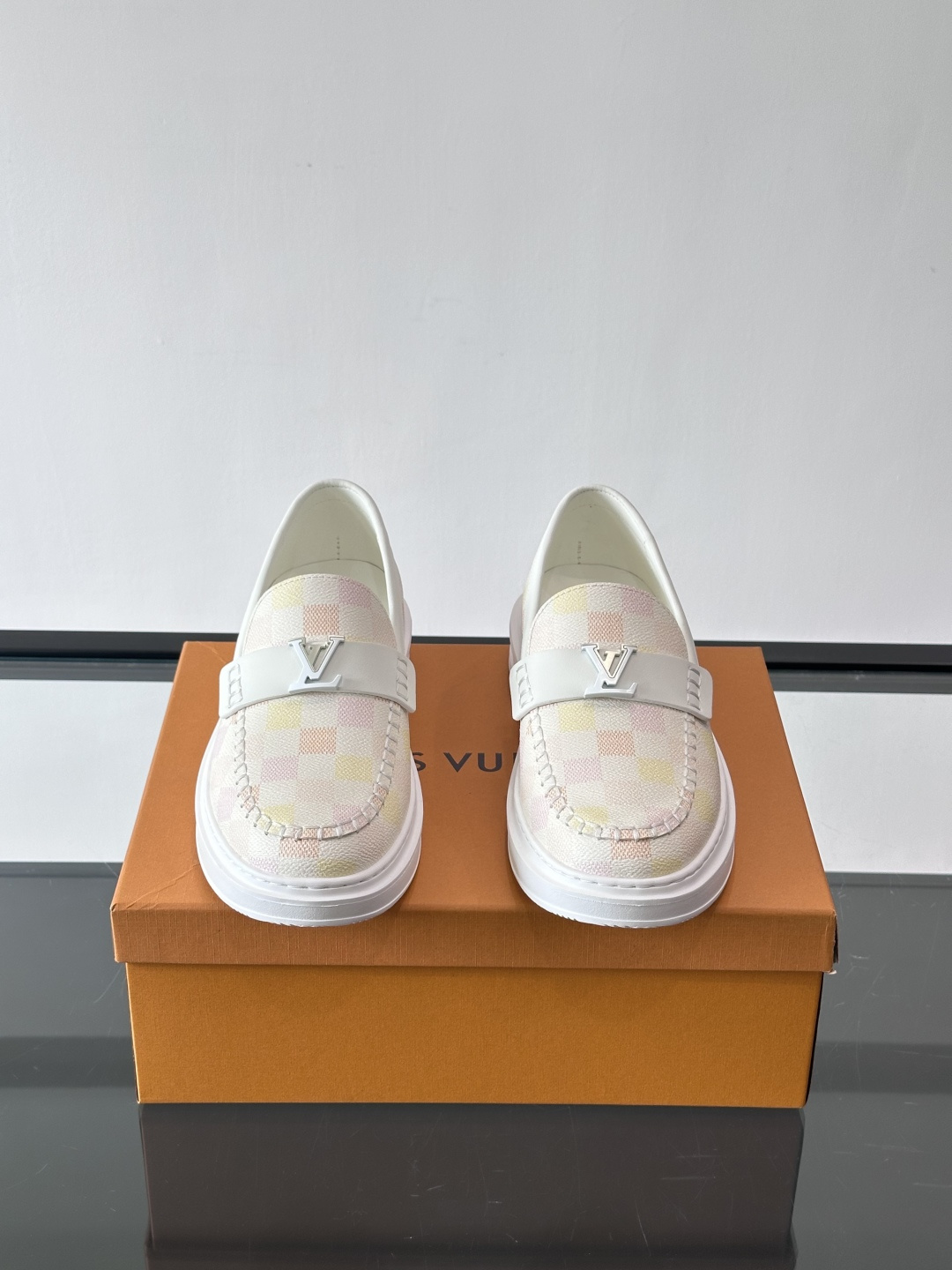 LV男士休闲鞋简约版型⚠️一脚蹬的自在，是通勤与周末的无缝衔接。柔软皮革包裹双脚，纯白厚底自带轻盈感，每