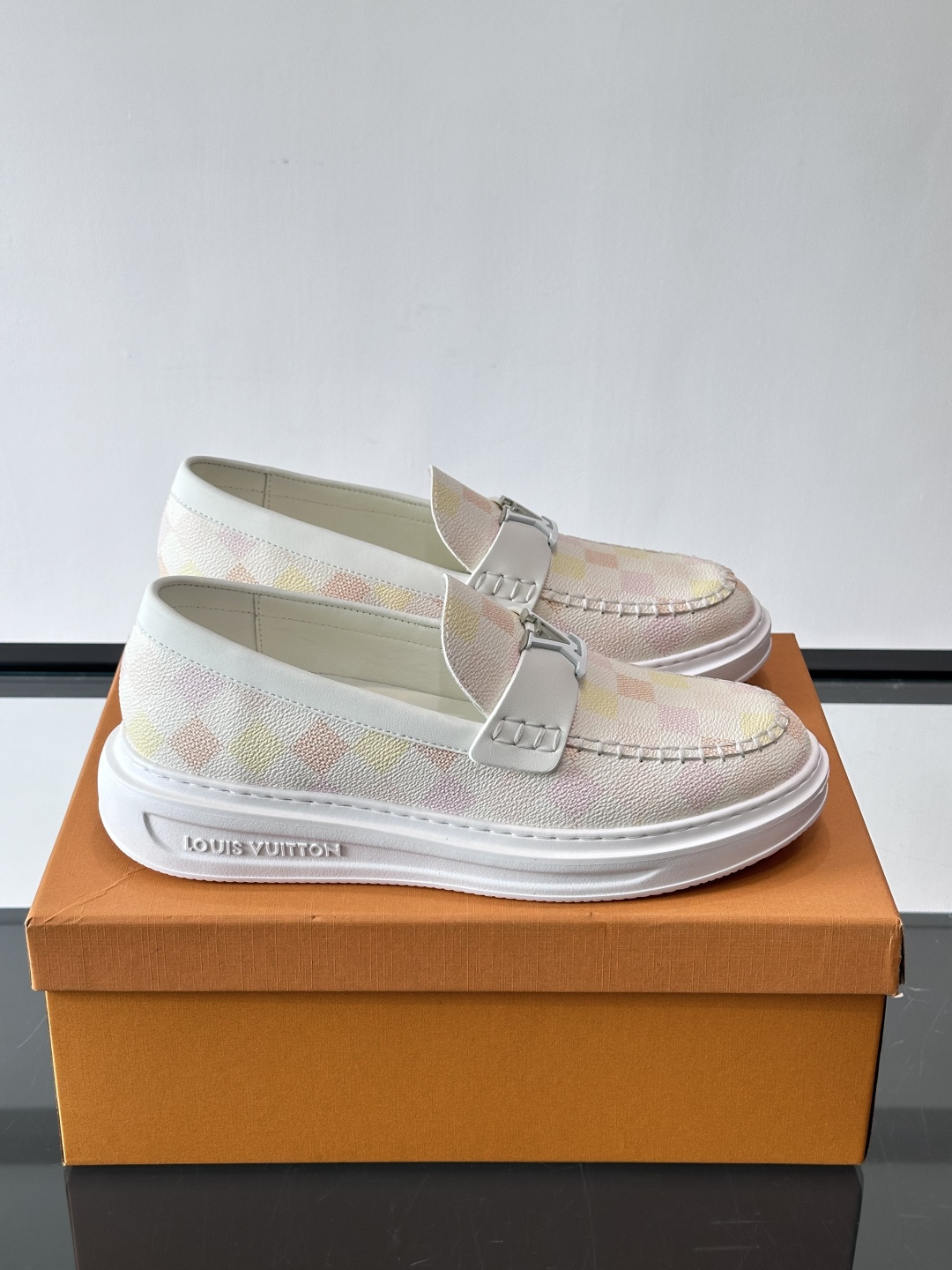 LV男士休闲鞋简约版型⚠️一脚蹬的自在，是通勤与周末的无缝衔接。柔软皮革包裹双脚，纯白厚底自带轻盈感，每