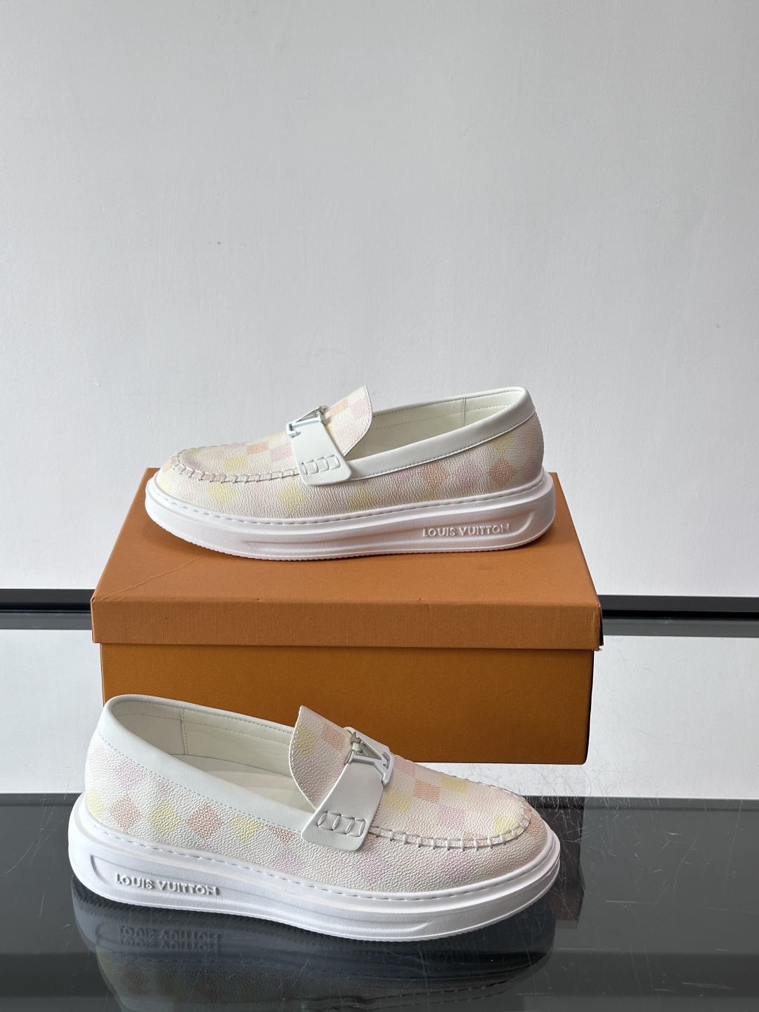 LV男士休闲鞋简约版型⚠️一脚蹬的自在，是通勤与周末的无缝衔接。柔软皮革包裹双脚，纯白厚底自带轻盈感，每