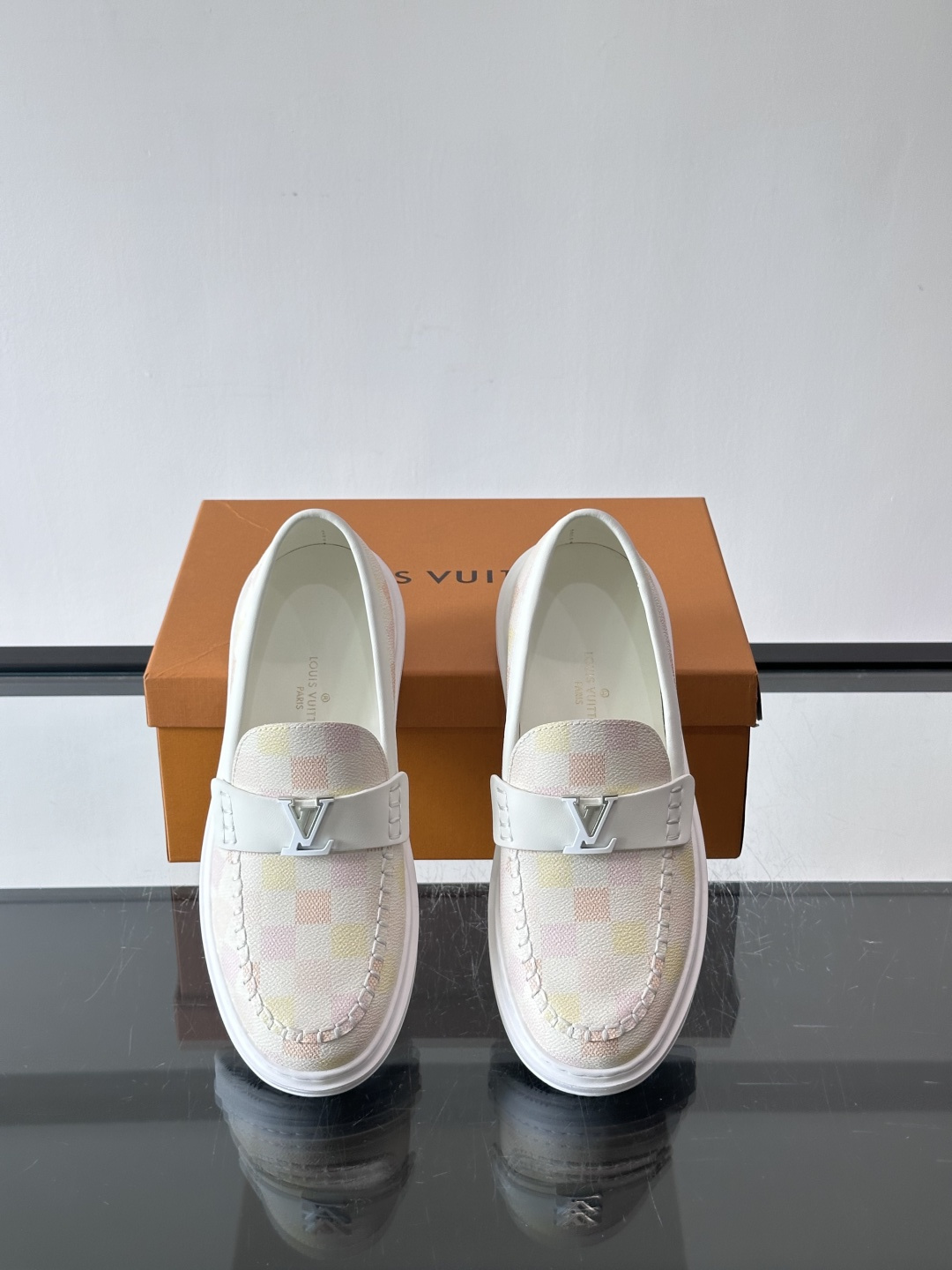LV男士休闲鞋简约版型⚠️一脚蹬的自在，是通勤与周末的无缝衔接。柔软皮革包裹双脚，纯白厚底自带轻盈感，每