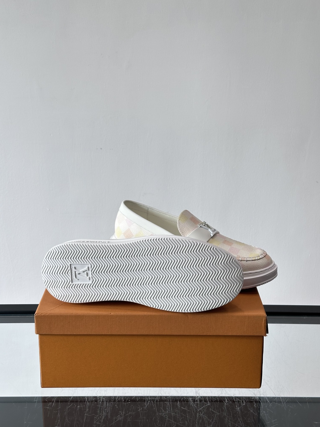 LV男士休闲鞋简约版型⚠️一脚蹬的自在，是通勤与周末的无缝衔接。柔软皮革包裹双脚，纯白厚底自带轻盈感，每