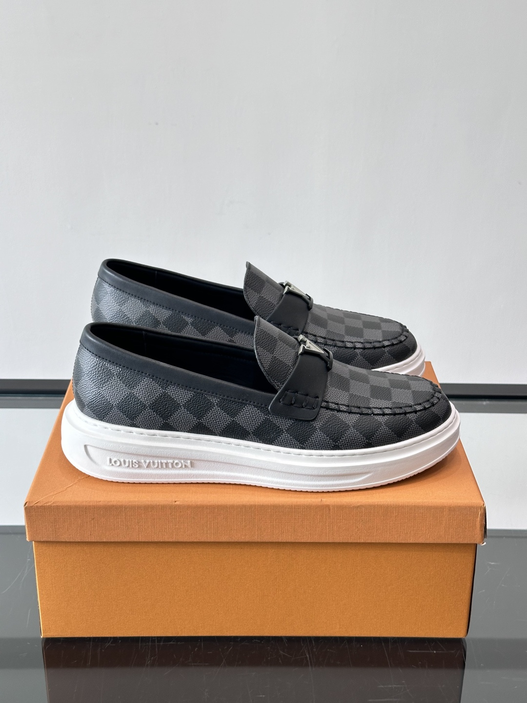 LV男士休闲鞋简约版型⚠️一脚蹬的自在，是通勤与周末的无缝衔接。柔软皮革包裹双脚，纯白厚底自带轻盈感，每