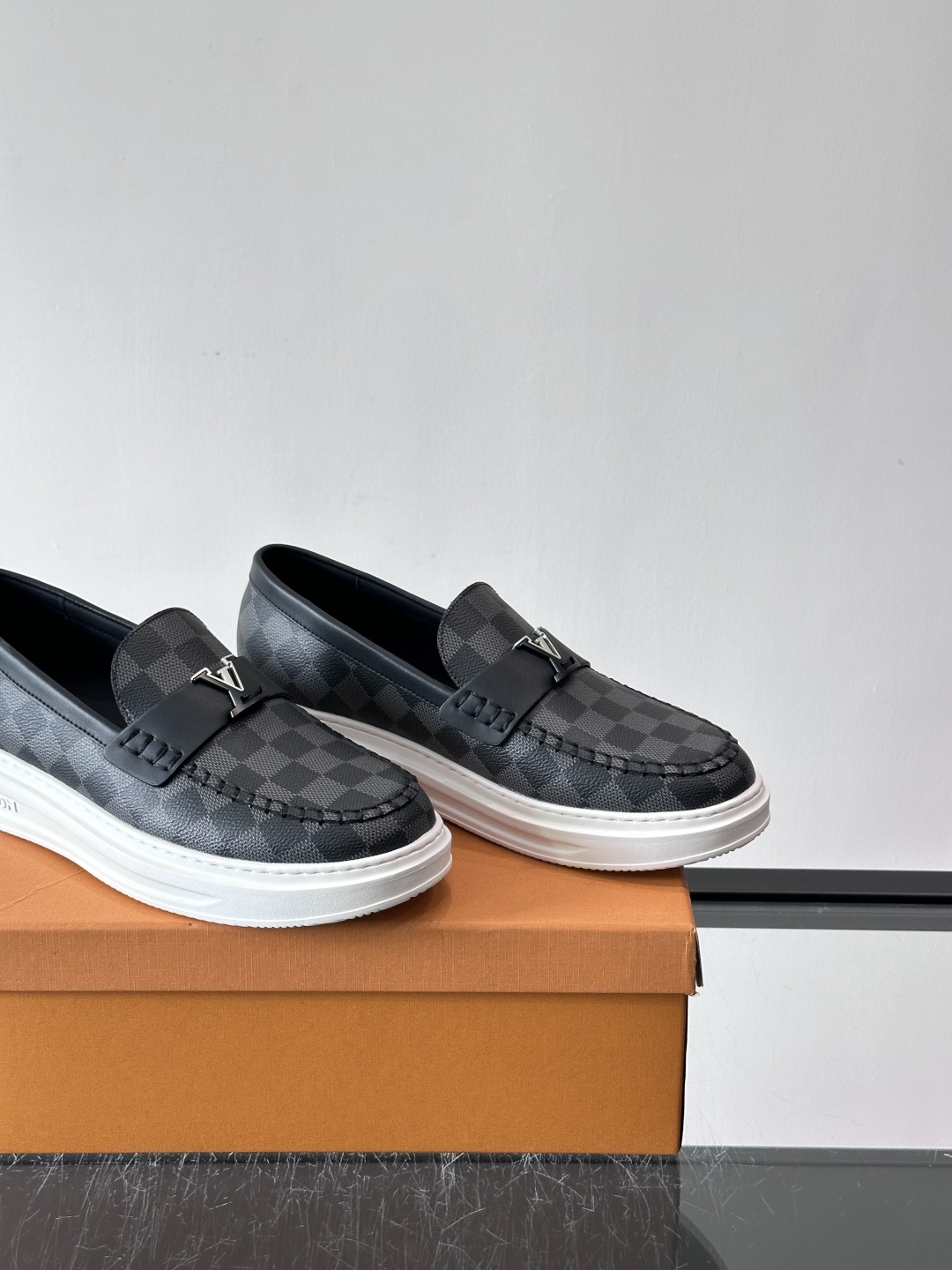 LV男士休闲鞋简约版型⚠️一脚蹬的自在，是通勤与周末的无缝衔接。柔软皮革包裹双脚，纯白厚底自带轻盈感，每