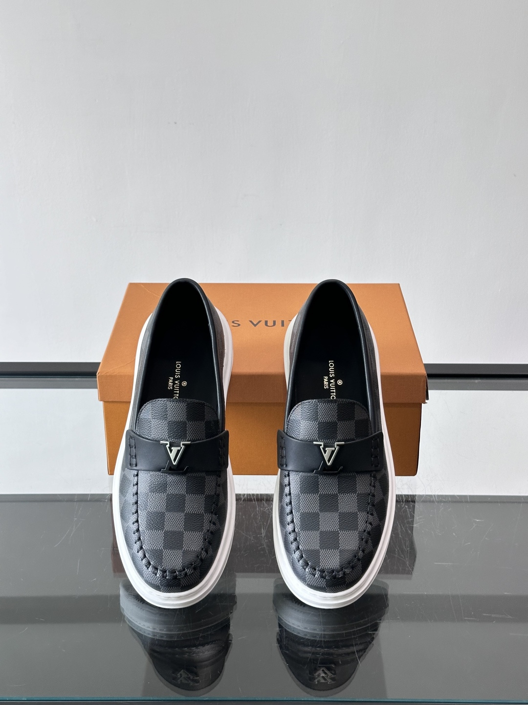 LV男士休闲鞋简约版型⚠️一脚蹬的自在，是通勤与周末的无缝衔接。柔软皮革包裹双脚，纯白厚底自带轻盈感，每