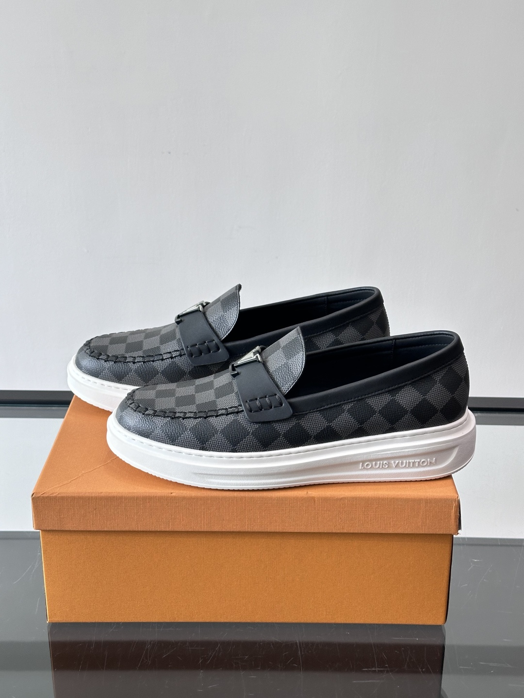 LV男士休闲鞋简约版型⚠️一脚蹬的自在，是通勤与周末的无缝衔接。柔软皮革包裹双脚，纯白厚底自带轻盈感，每