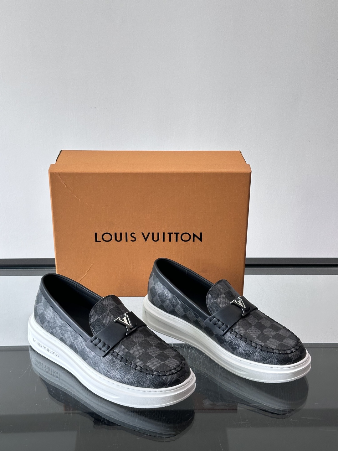 LV男士休闲鞋简约版型⚠️一脚蹬的自在，是通勤与周末的无缝衔接。柔软皮革包裹双脚，纯白厚底自带轻盈感，每