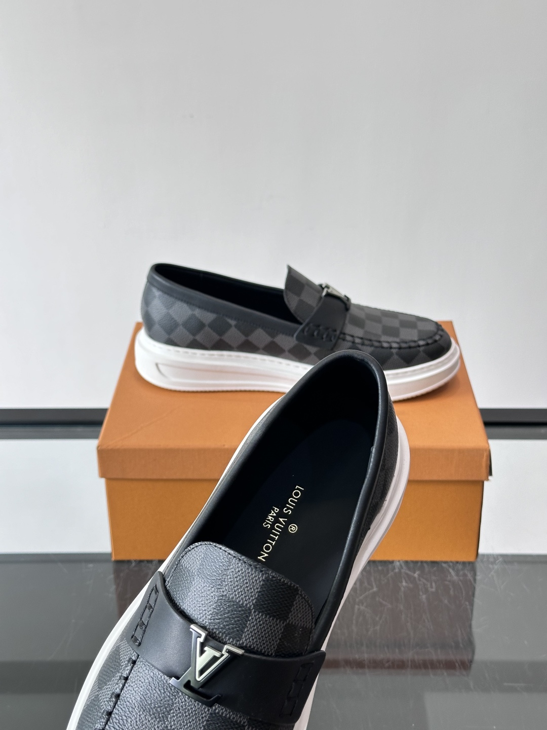 LV男士休闲鞋简约版型⚠️一脚蹬的自在，是通勤与周末的无缝衔接。柔软皮革包裹双脚，纯白厚底自带轻盈感，每