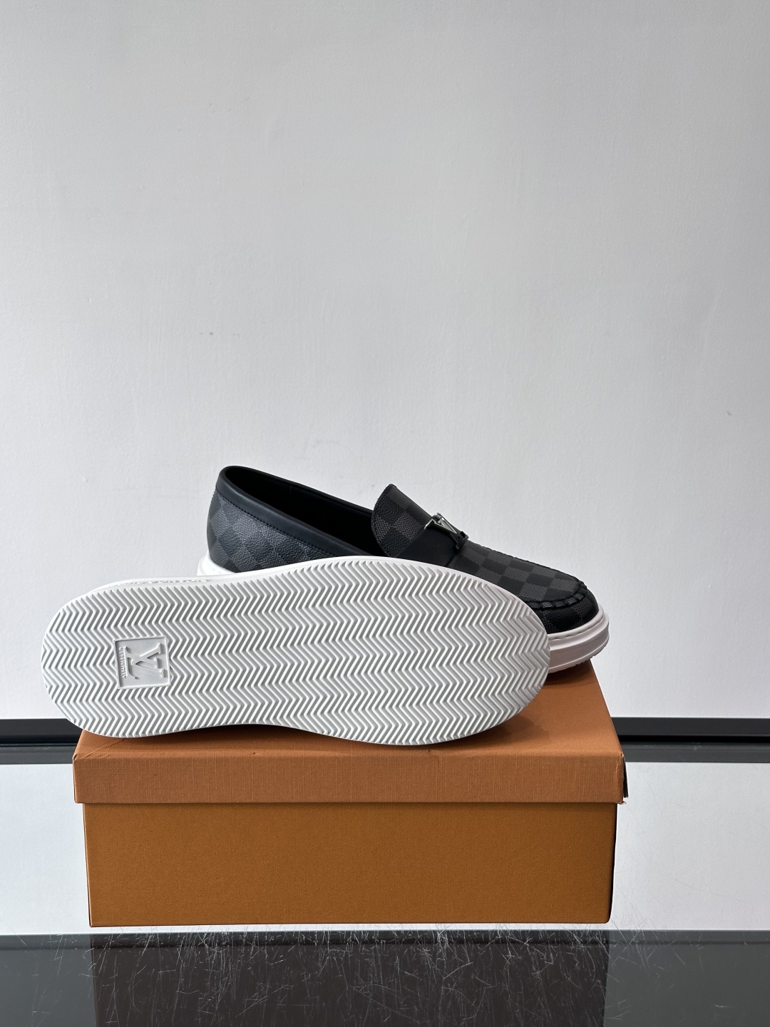 LV男士休闲鞋简约版型⚠️一脚蹬的自在，是通勤与周末的无缝衔接。柔软皮革包裹双脚，纯白厚底自带轻盈感，每