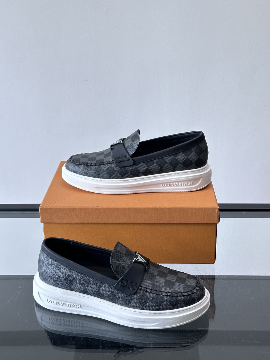 LV男士休闲鞋简约版型⚠️一脚蹬的自在，是通勤与周末的无缝衔接。柔软皮革包裹双脚，纯白厚底自带轻盈感，每