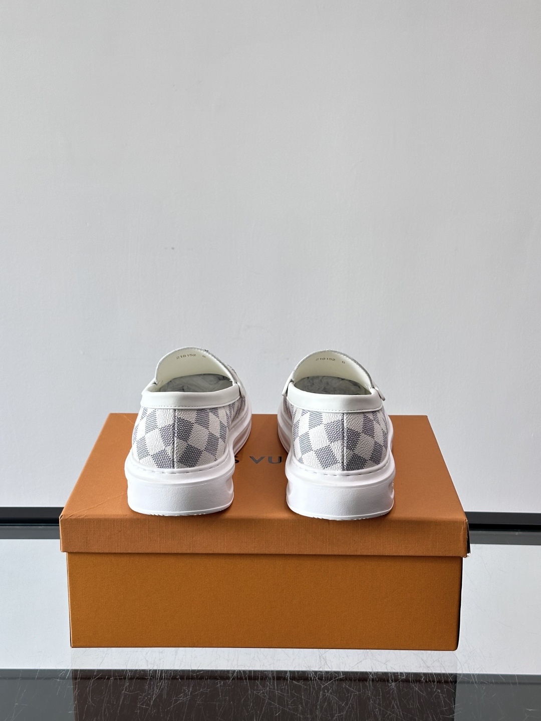 LV男士休闲鞋简约版型⚠️一脚蹬的自在，是通勤与周末的无缝衔接。柔软皮革包裹双脚，纯白厚底自带轻盈感，每