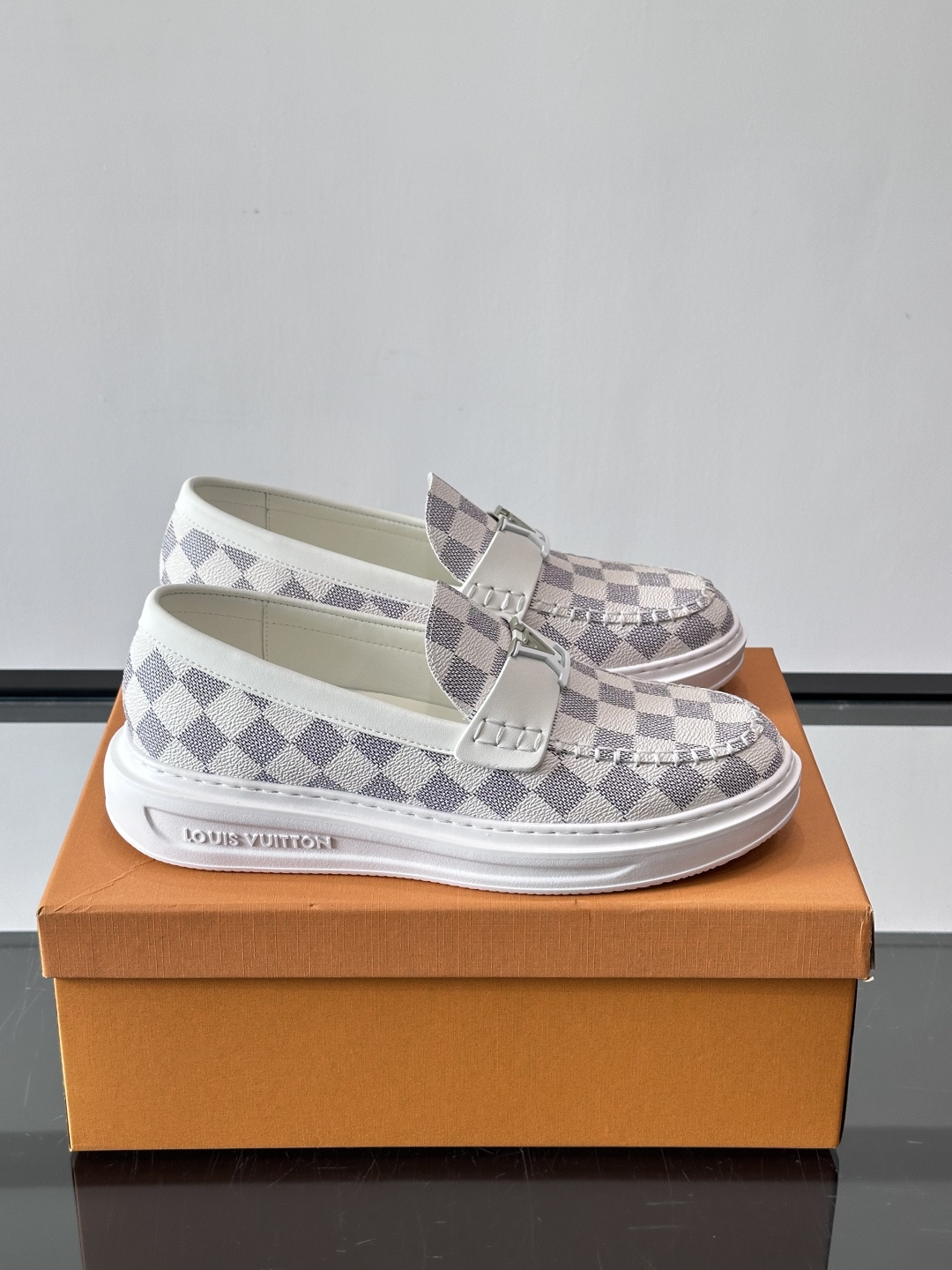 LV男士休闲鞋简约版型⚠️一脚蹬的自在，是通勤与周末的无缝衔接。柔软皮革包裹双脚，纯白厚底自带轻盈感，每