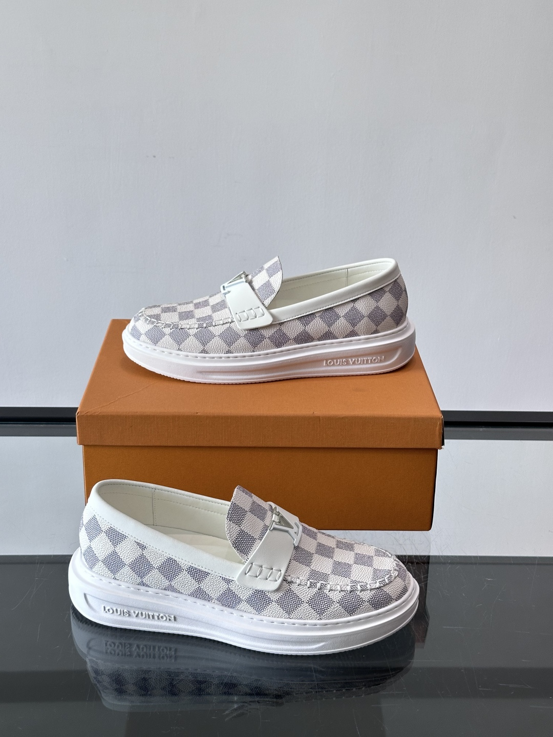 LV男士休闲鞋简约版型⚠️一脚蹬的自在，是通勤与周末的无缝衔接。柔软皮革包裹双脚，纯白厚底自带轻盈感，每