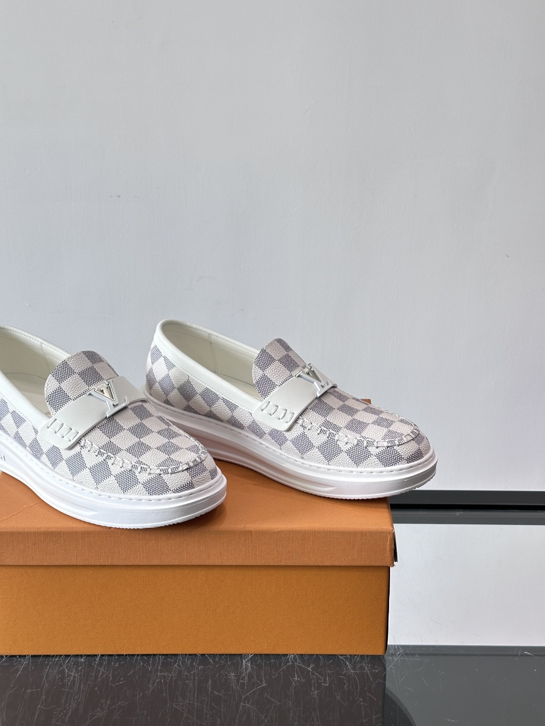 LV男士休闲鞋简约版型⚠️一脚蹬的自在，是通勤与周末的无缝衔接。柔软皮革包裹双脚，纯白厚底自带轻盈感，每