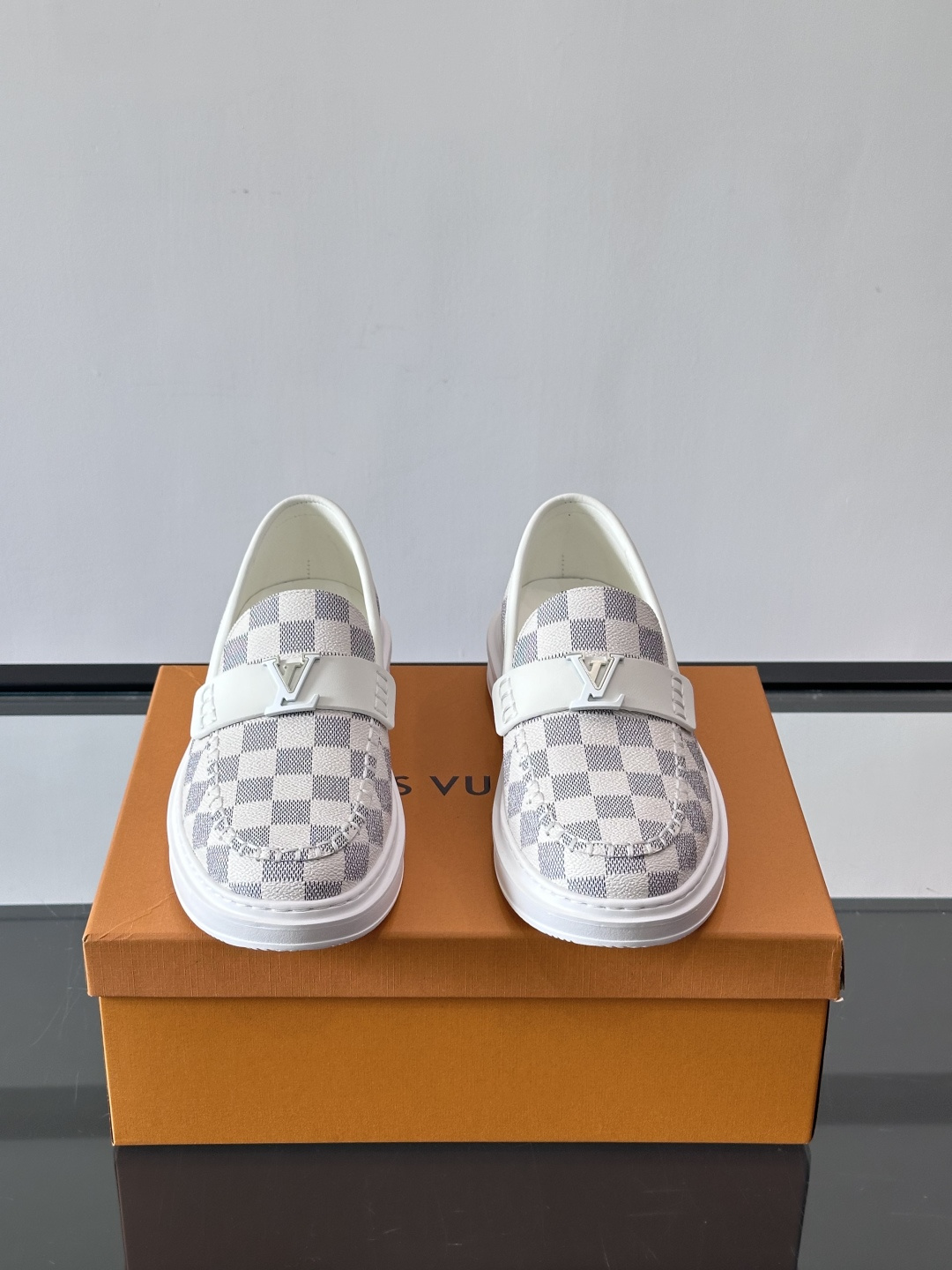 LV男士休闲鞋简约版型⚠️一脚蹬的自在，是通勤与周末的无缝衔接。柔软皮革包裹双脚，纯白厚底自带轻盈感，每