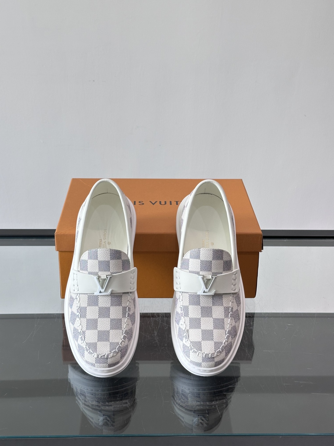 LV男士休闲鞋简约版型⚠️一脚蹬的自在，是通勤与周末的无缝衔接。柔软皮革包裹双脚，纯白厚底自带轻盈感，每