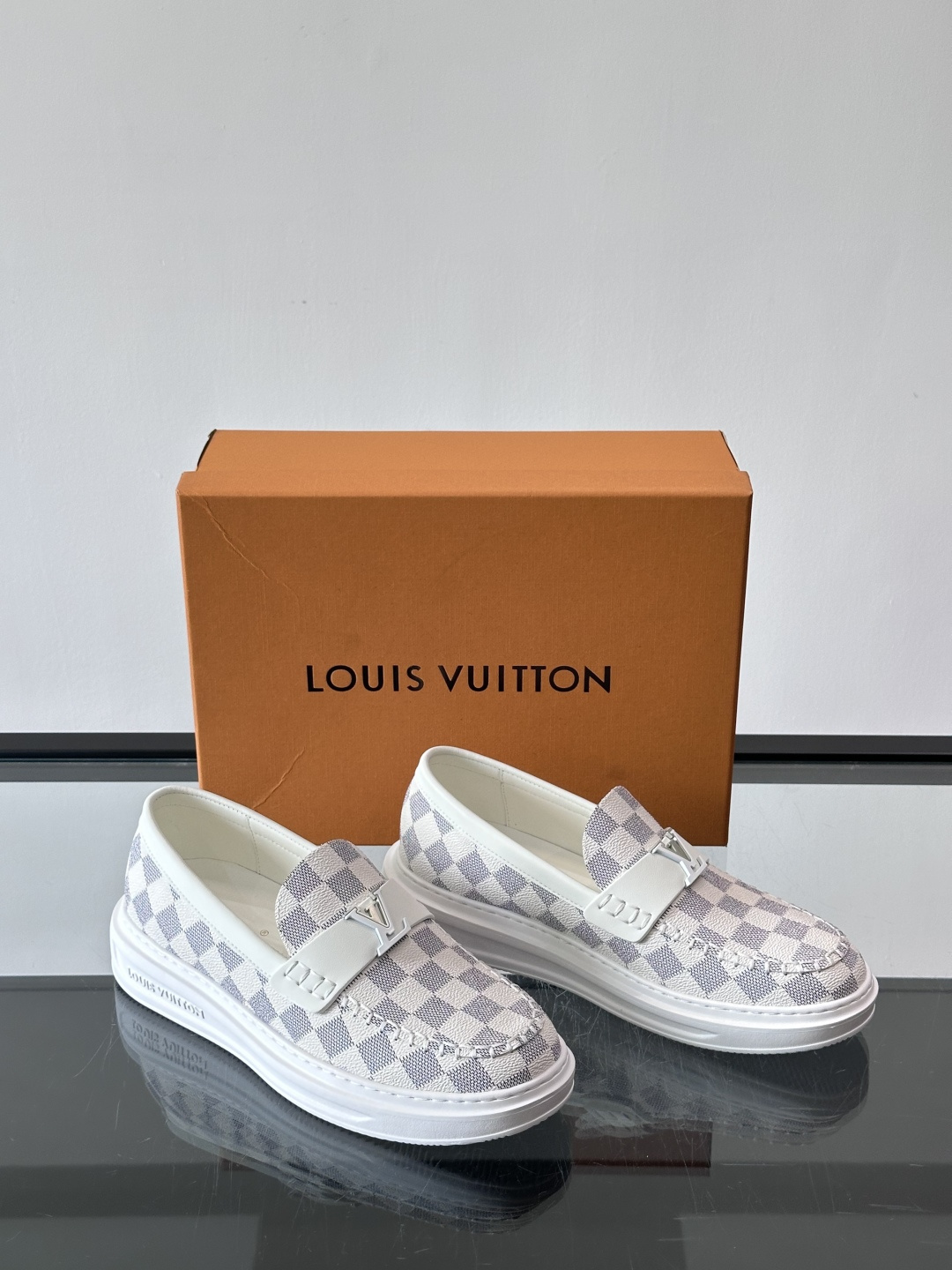 LV男士休闲鞋简约版型⚠️一脚蹬的自在，是通勤与周末的无缝衔接。柔软皮革包裹双脚，纯白厚底自带轻盈感，每