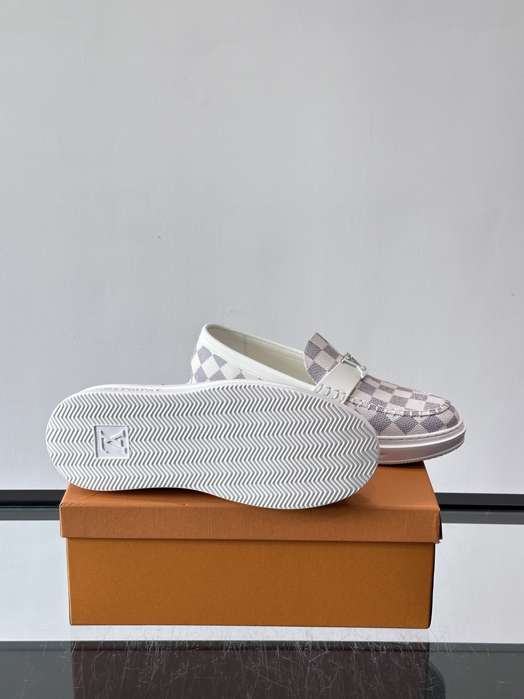 LV男士休闲鞋简约版型⚠️一脚蹬的自在，是通勤与周末的无缝衔接。柔软皮革包裹双脚，纯白厚底自带轻盈感，每