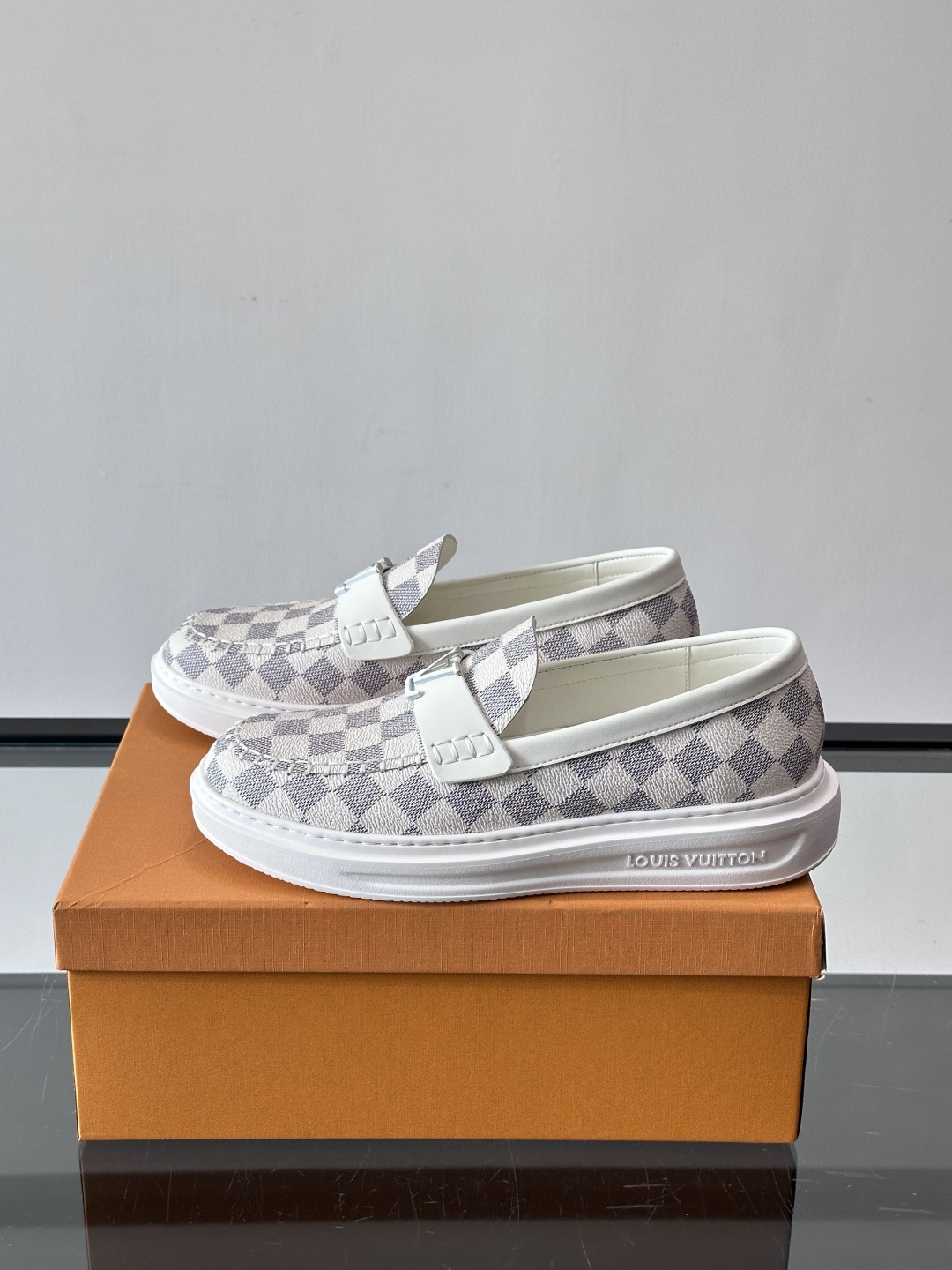LV男士休闲鞋简约版型⚠️一脚蹬的自在，是通勤与周末的无缝衔接。柔软皮革包裹双脚，纯白厚底自带轻盈感，每