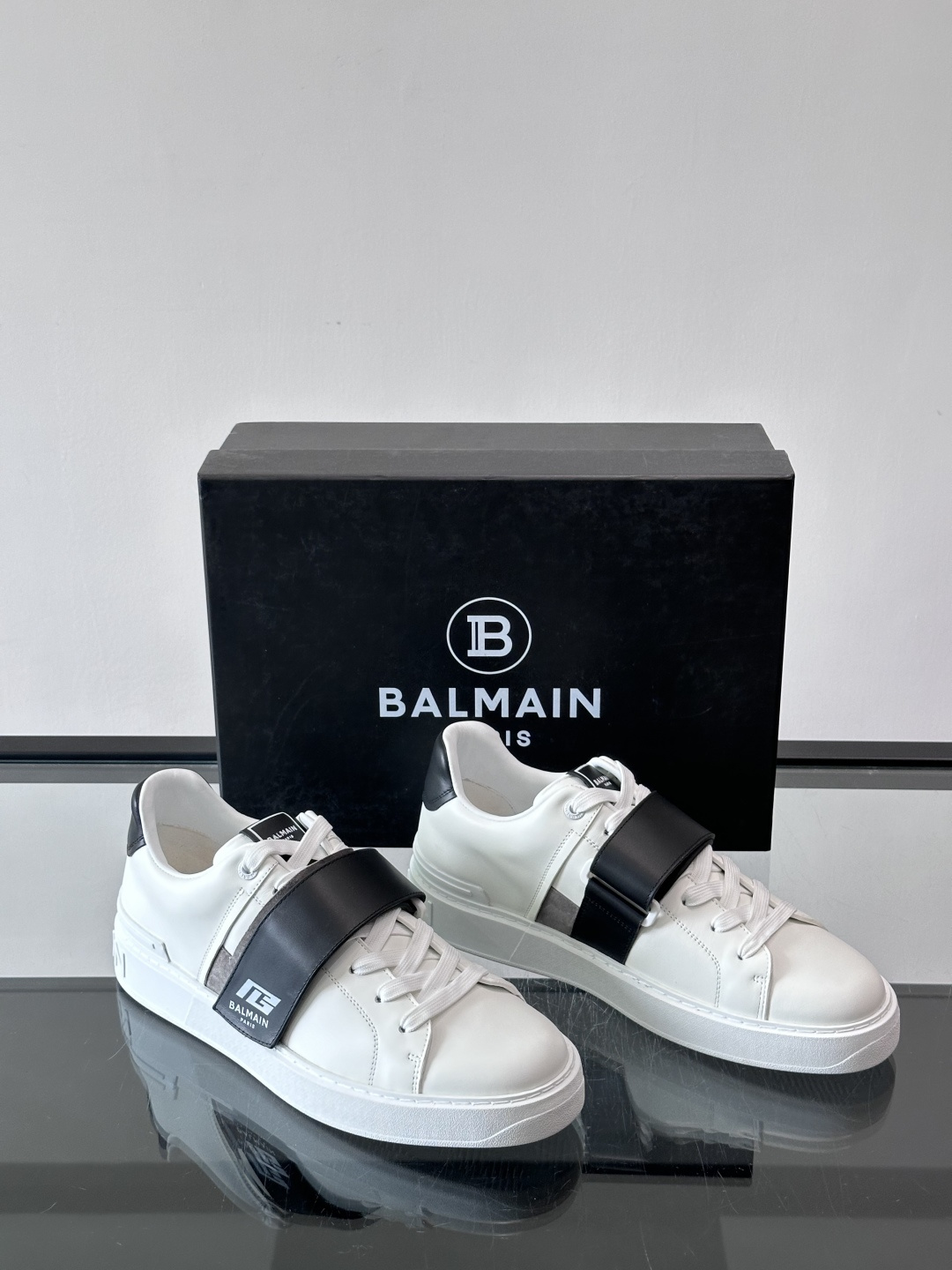 👟Balmain男士运动板鞋，真皮材质➕魔术贴设计，魔术贴印有“BALMAIN PARIS”标志，品牌感