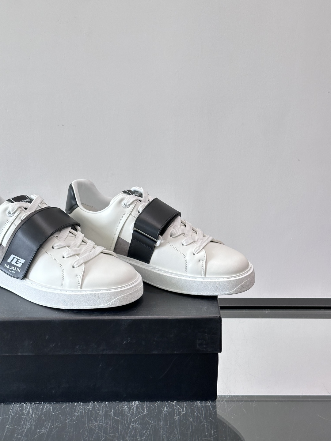 👟Balmain男士运动板鞋，真皮材质➕魔术贴设计，魔术贴印有“BALMAIN PARIS”标志，品牌感