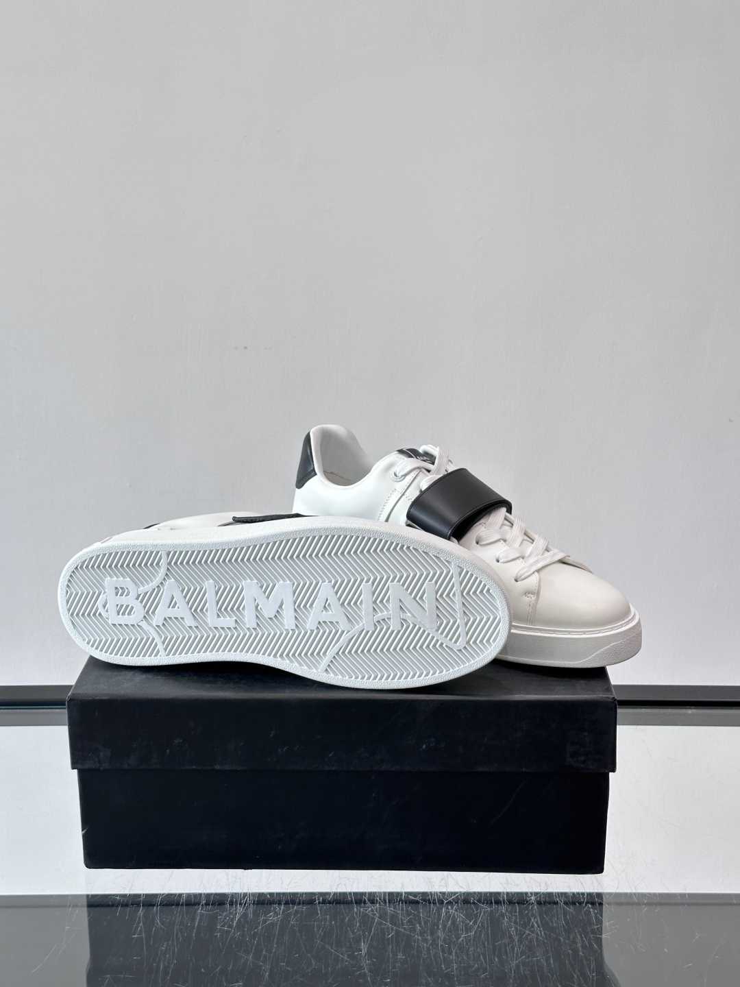 👟Balmain男士运动板鞋，真皮材质➕魔术贴设计，魔术贴印有“BALMAIN PARIS”标志，品牌感