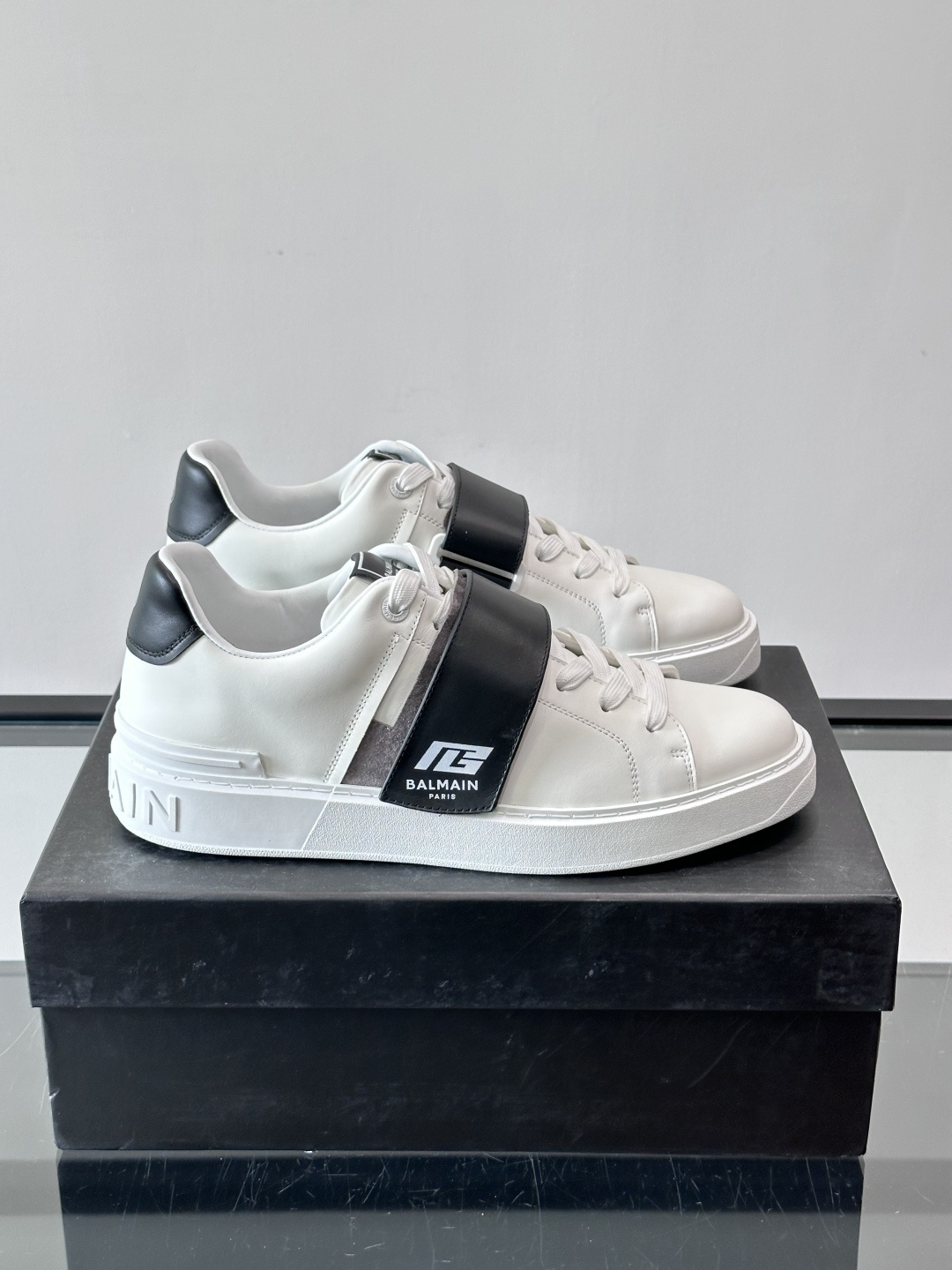 👟Balmain男士运动板鞋，真皮材质➕魔术贴设计，魔术贴印有“BALMAIN PARIS”标志，品牌感