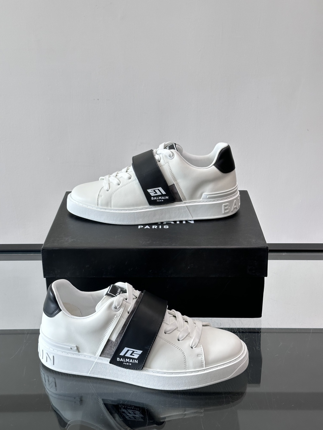 👟Balmain男士运动板鞋，真皮材质➕魔术贴设计，魔术贴印有“BALMAIN PARIS”标志，品牌感