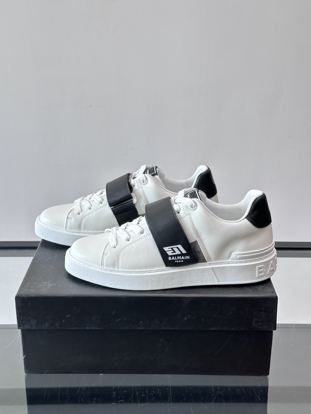 👟Balmain男士运动板鞋，真皮材质➕魔术贴设计，魔术贴印有“BALMAIN PARIS”标志，品牌感