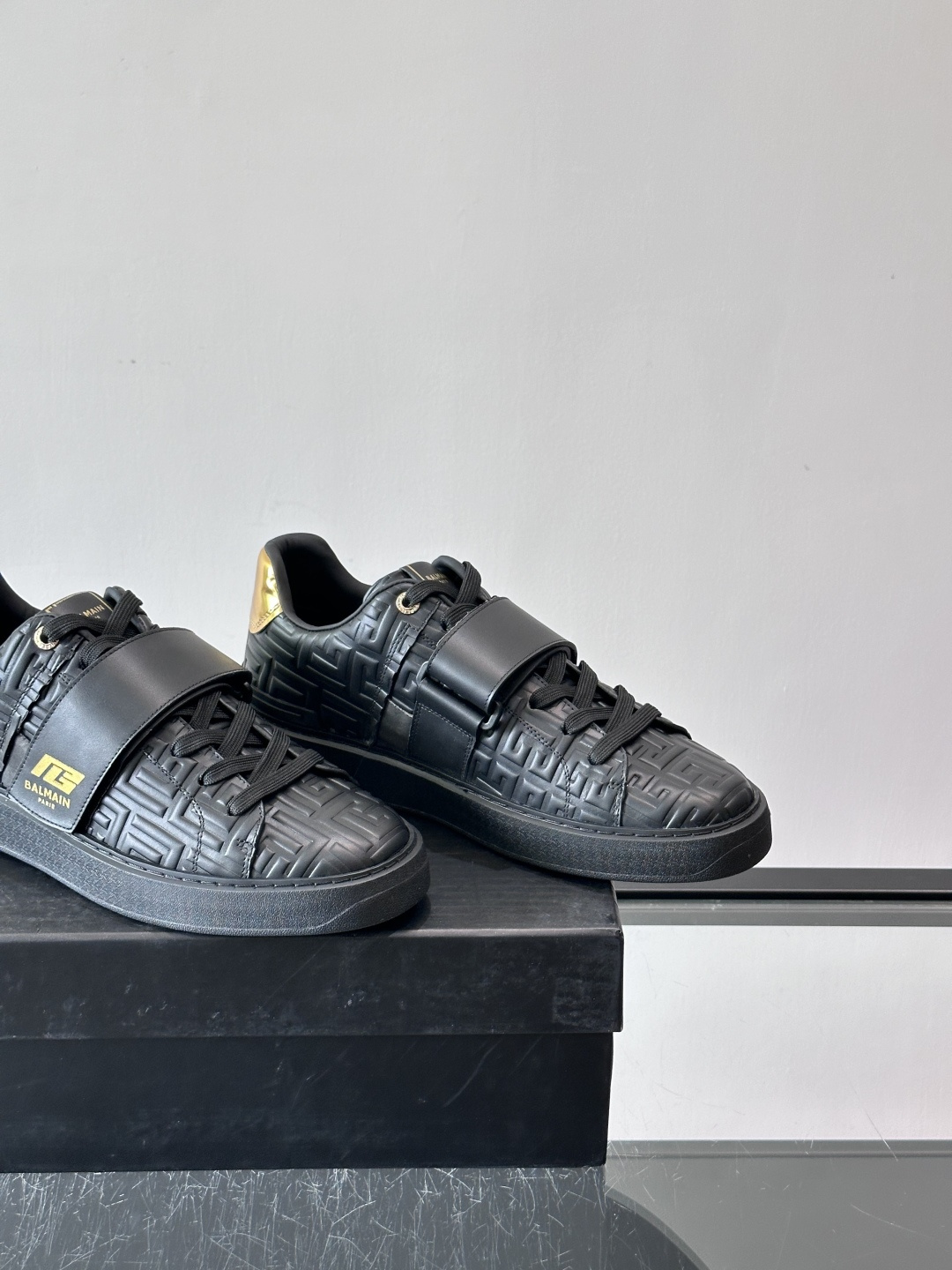 👟Balmain男士运动板鞋，真皮材质➕魔术贴设计，魔术贴印有“BALMAIN PARIS”标志，品牌感