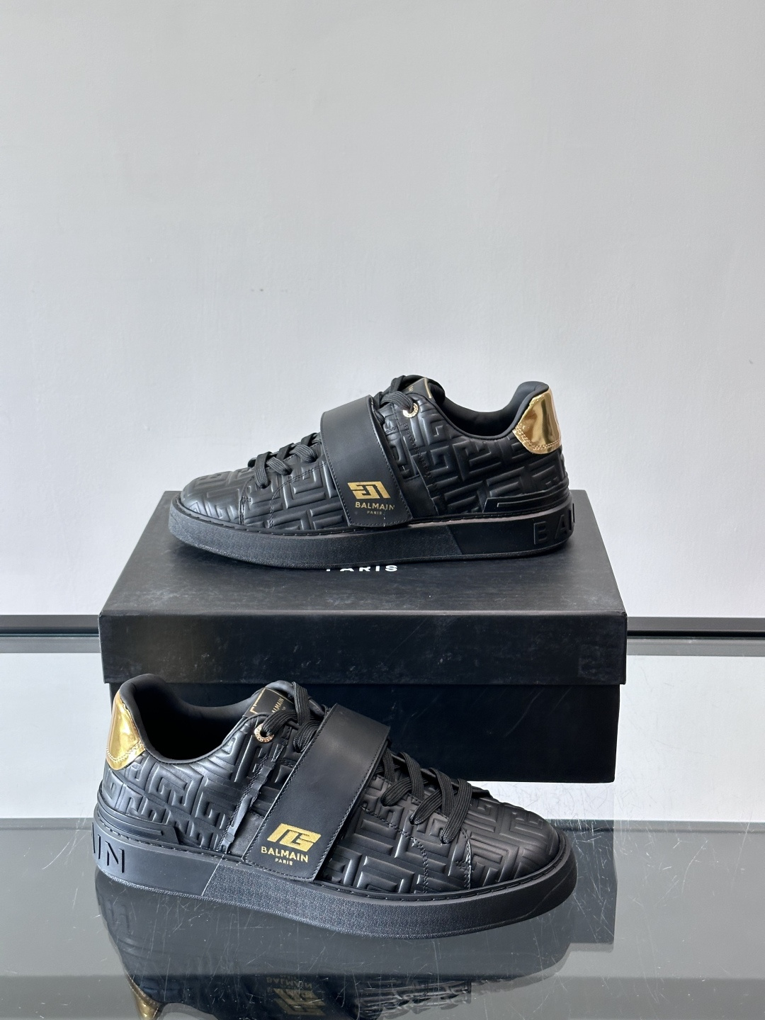 👟Balmain男士运动板鞋，真皮材质➕魔术贴设计，魔术贴印有“BALMAIN PARIS”标志，品牌感