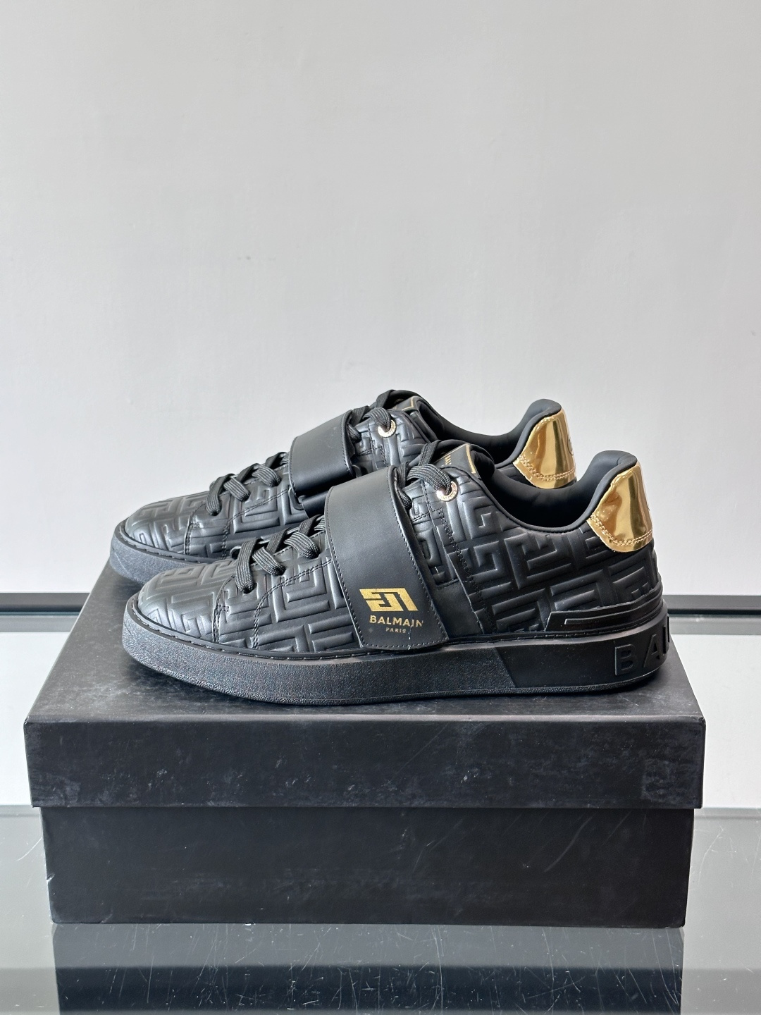 👟Balmain男士运动板鞋，真皮材质➕魔术贴设计，魔术贴印有“BALMAIN PARIS”标志，品牌感