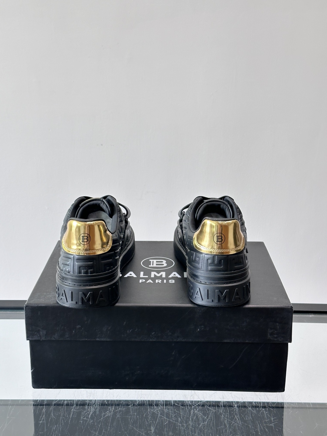 👟Balmain男士运动板鞋，真皮材质➕魔术贴设计，魔术贴印有“BALMAIN PARIS”标志，品牌感