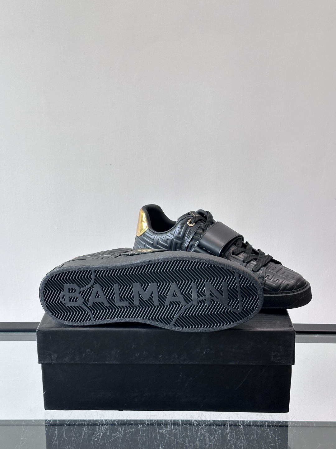 👟Balmain男士运动板鞋，真皮材质➕魔术贴设计，魔术贴印有“BALMAIN PARIS”标志，品牌感