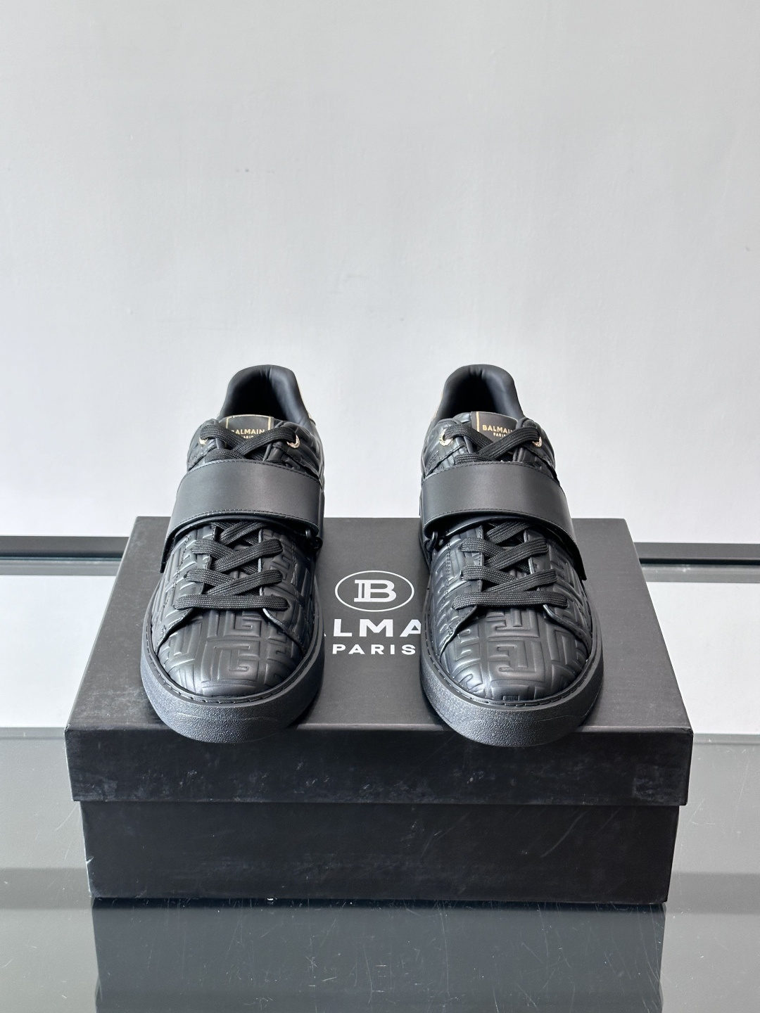 👟Balmain男士运动板鞋，真皮材质➕魔术贴设计，魔术贴印有“BALMAIN PARIS”标志，品牌感