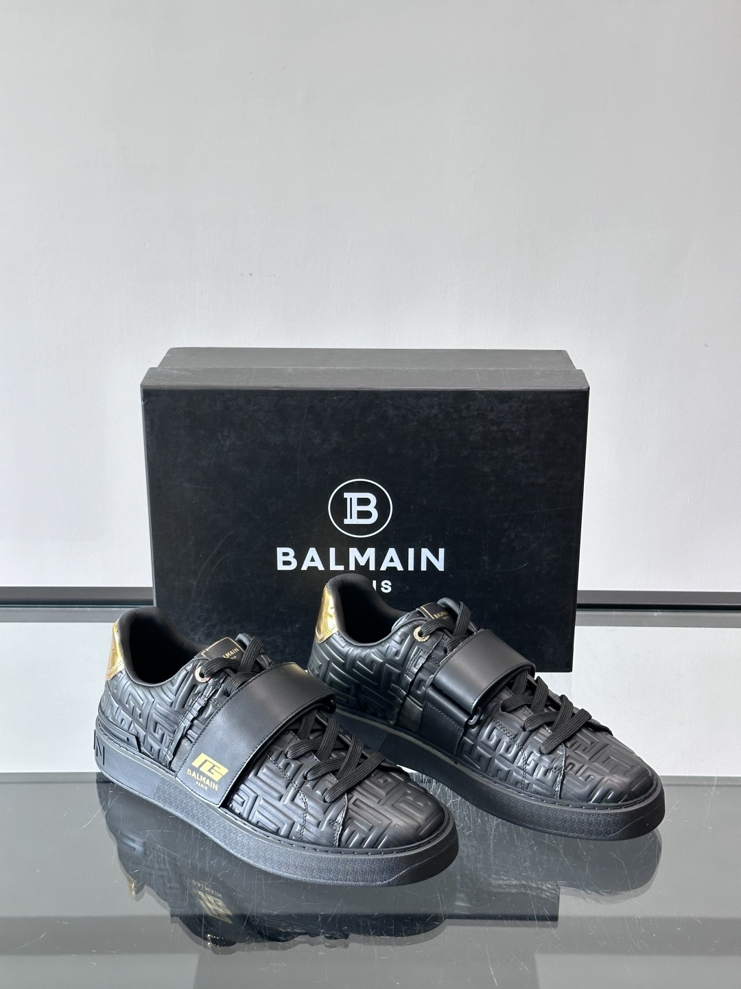 👟Balmain男士运动板鞋，真皮材质➕魔术贴设计，魔术贴印有“BALMAIN PARIS”标志，品牌感