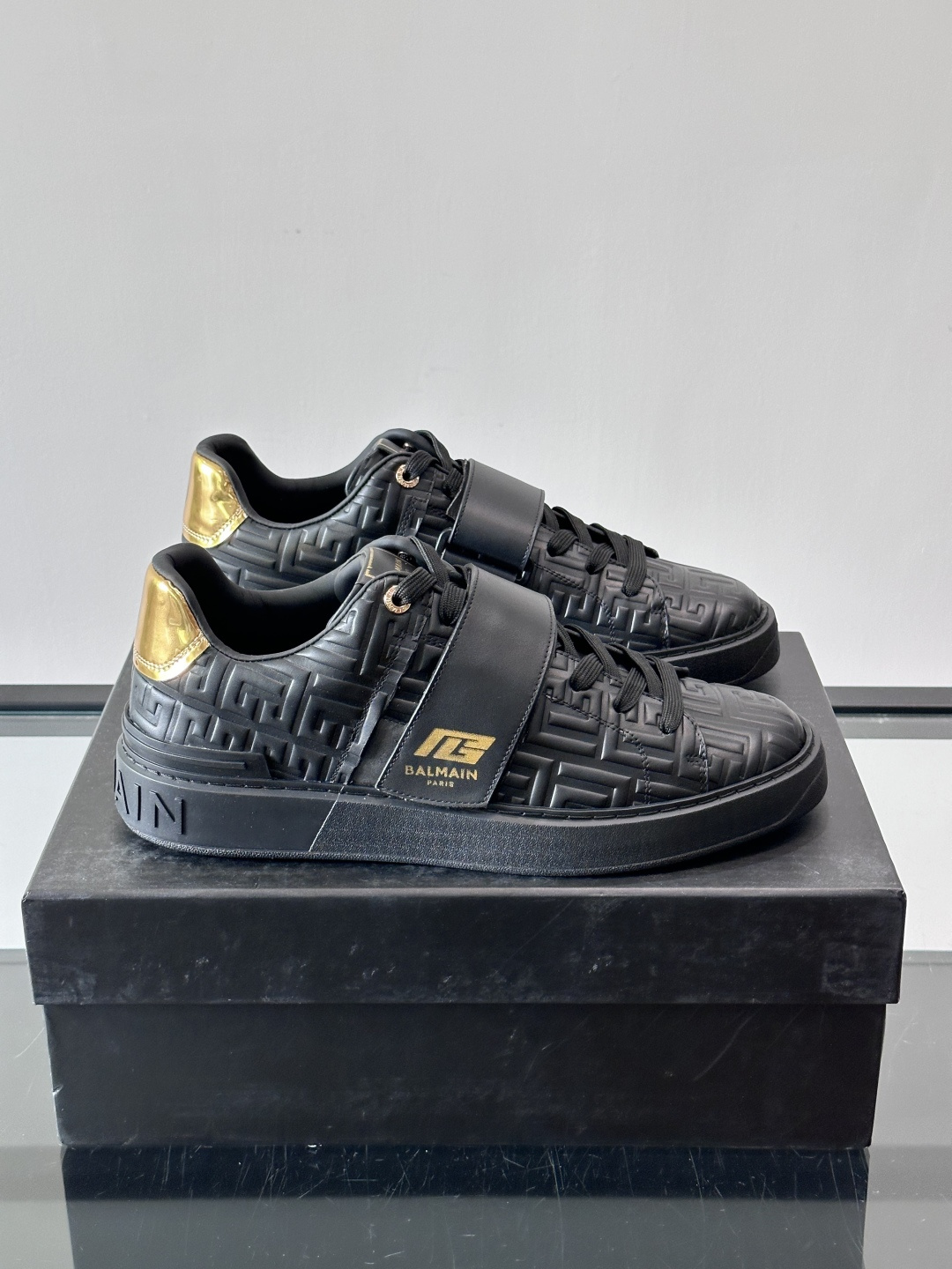 👟Balmain男士运动板鞋，真皮材质➕魔术贴设计，魔术贴印有“BALMAIN PARIS”标志，品牌感