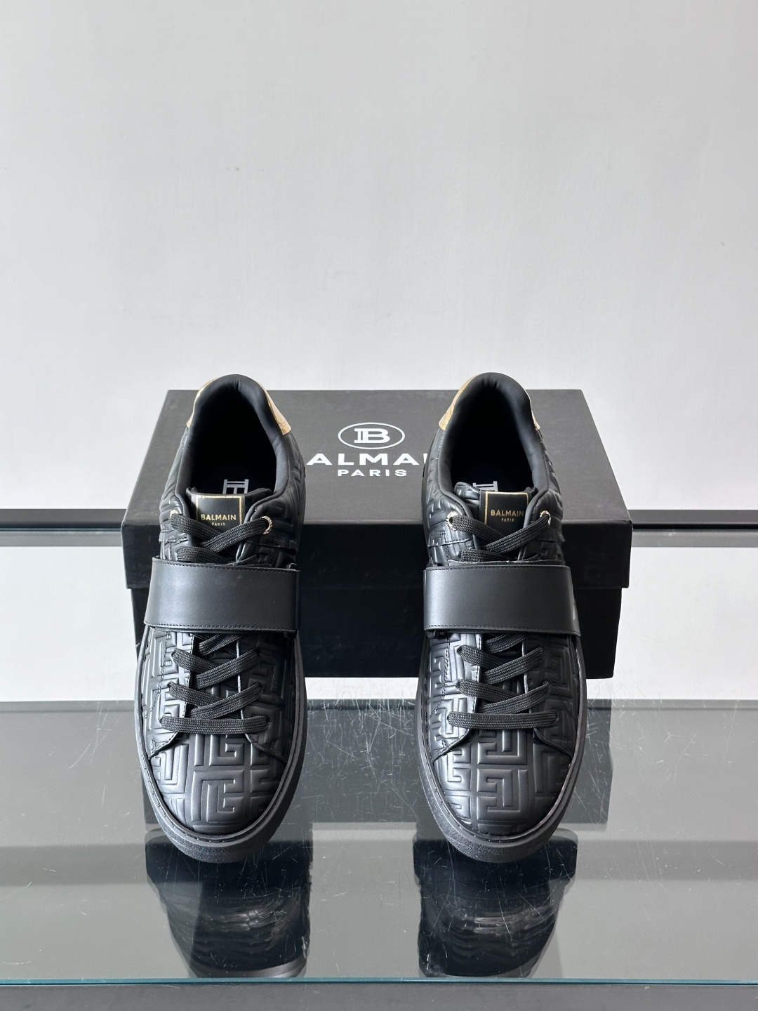 👟Balmain男士运动板鞋，真皮材质➕魔术贴设计，魔术贴印有“BALMAIN PARIS”标志，品牌感