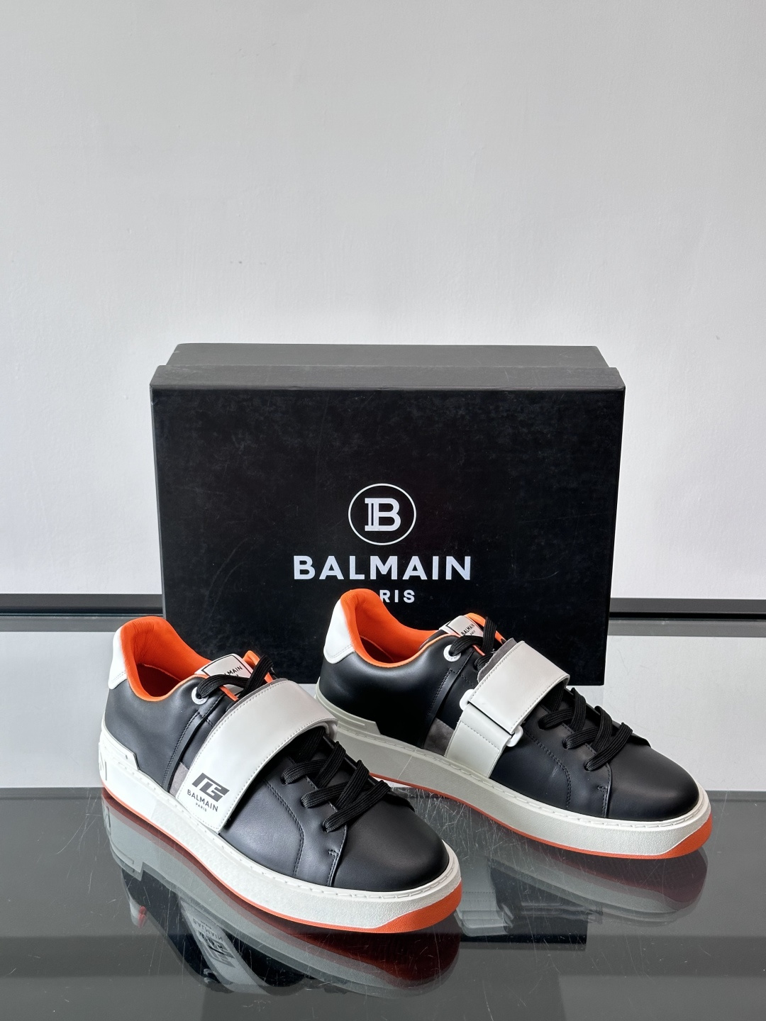 👟Balmain男士运动板鞋，真皮材质➕魔术贴设计，魔术贴印有“BALMAIN PARIS”标志，品牌感