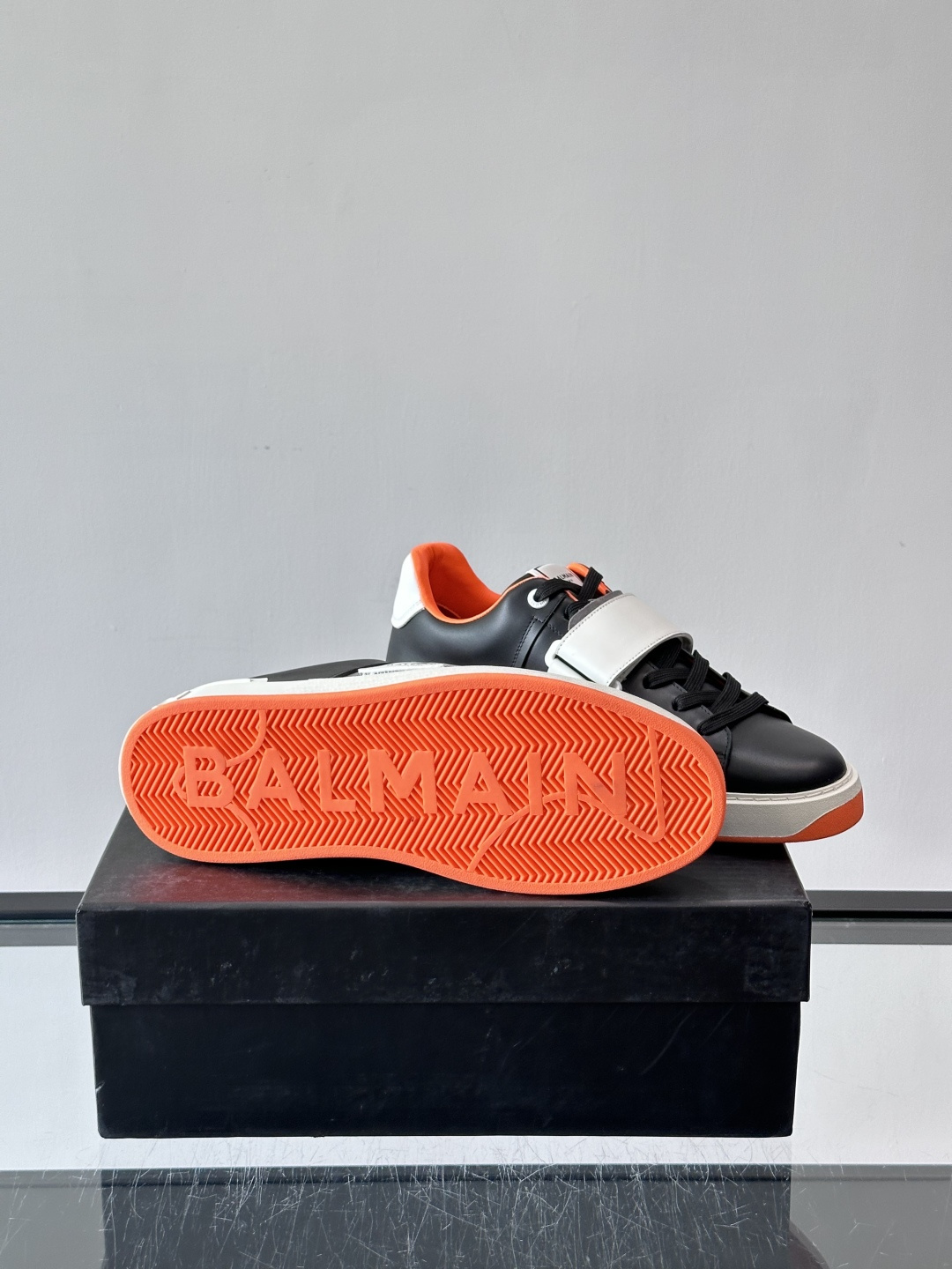 👟Balmain男士运动板鞋，真皮材质➕魔术贴设计，魔术贴印有“BALMAIN PARIS”标志，品牌感