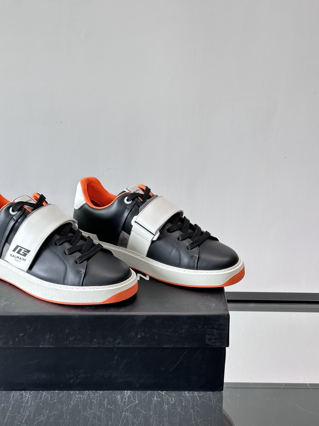 👟Balmain男士运动板鞋，真皮材质➕魔术贴设计，魔术贴印有“BALMAIN PARIS”标志，品牌感