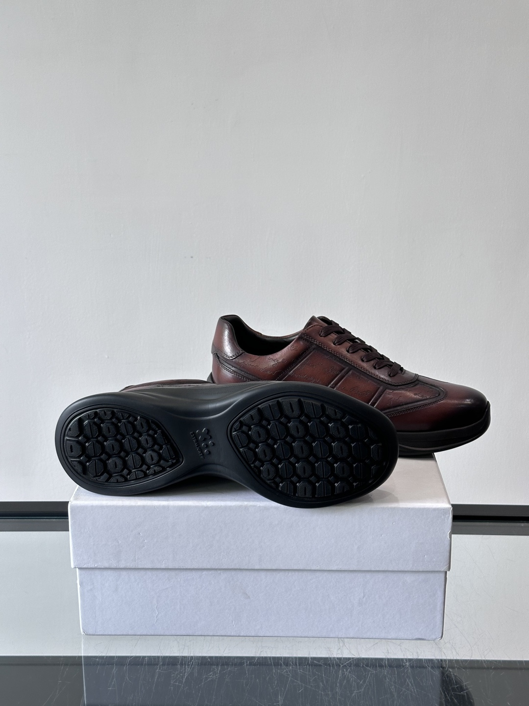 berl布鲁提男士真皮运动鞋意大利奢侈品牌出品，头层牛皮鞋面，质感细腻耐用。侧面有品牌压纹，辨识度超高。