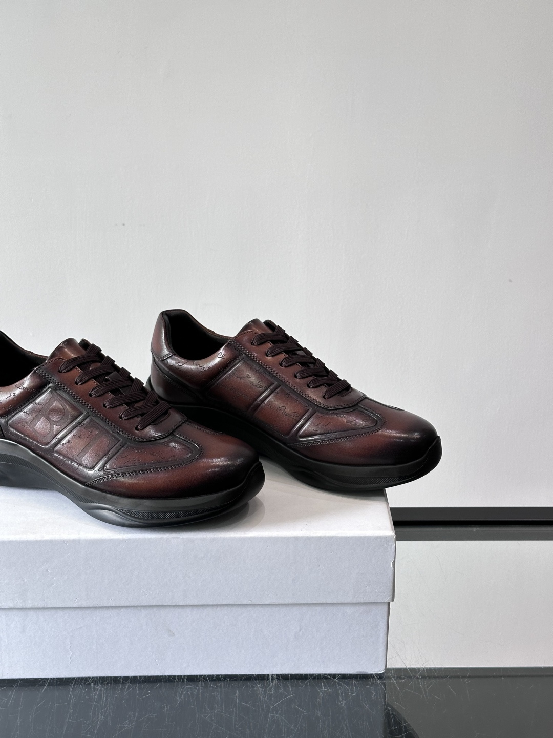 berl布鲁提男士真皮运动鞋意大利奢侈品牌出品，头层牛皮鞋面，质感细腻耐用。侧面有品牌压纹，辨识度超高。