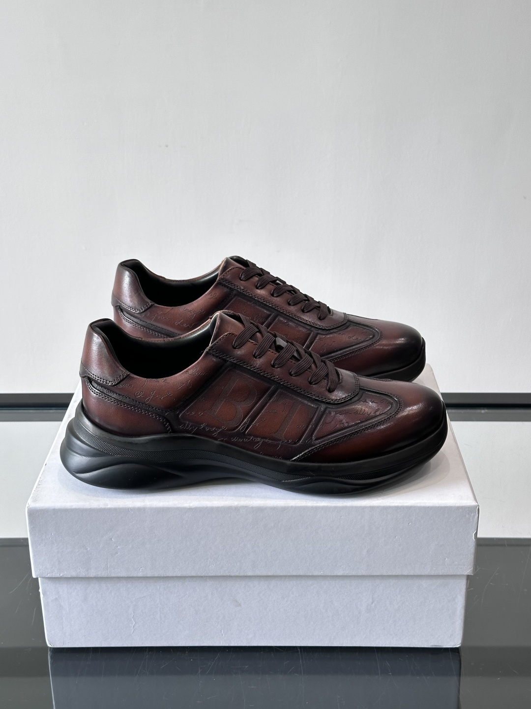 berl布鲁提男士真皮运动鞋意大利奢侈品牌出品，头层牛皮鞋面，质感细腻耐用。侧面有品牌压纹，辨识度超高。