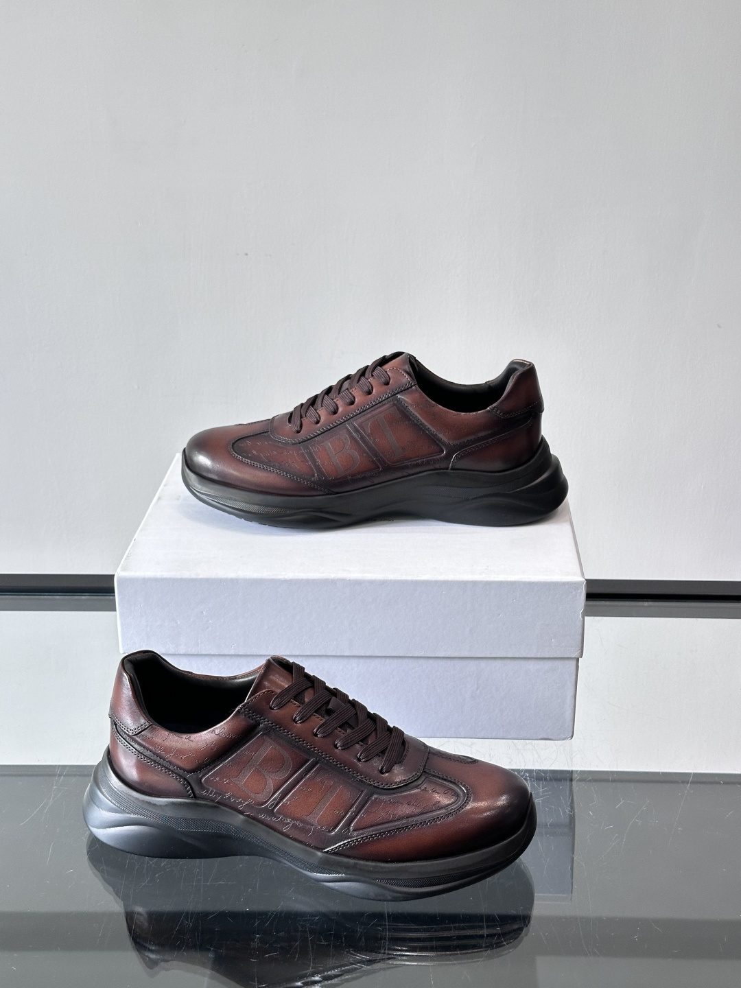 berl布鲁提男士真皮运动鞋意大利奢侈品牌出品，头层牛皮鞋面，质感细腻耐用。侧面有品牌压纹，辨识度超高。