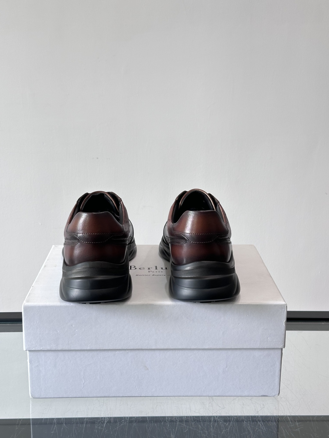 berl布鲁提男士真皮运动鞋意大利奢侈品牌出品，头层牛皮鞋面，质感细腻耐用。侧面有品牌压纹，辨识度超高。