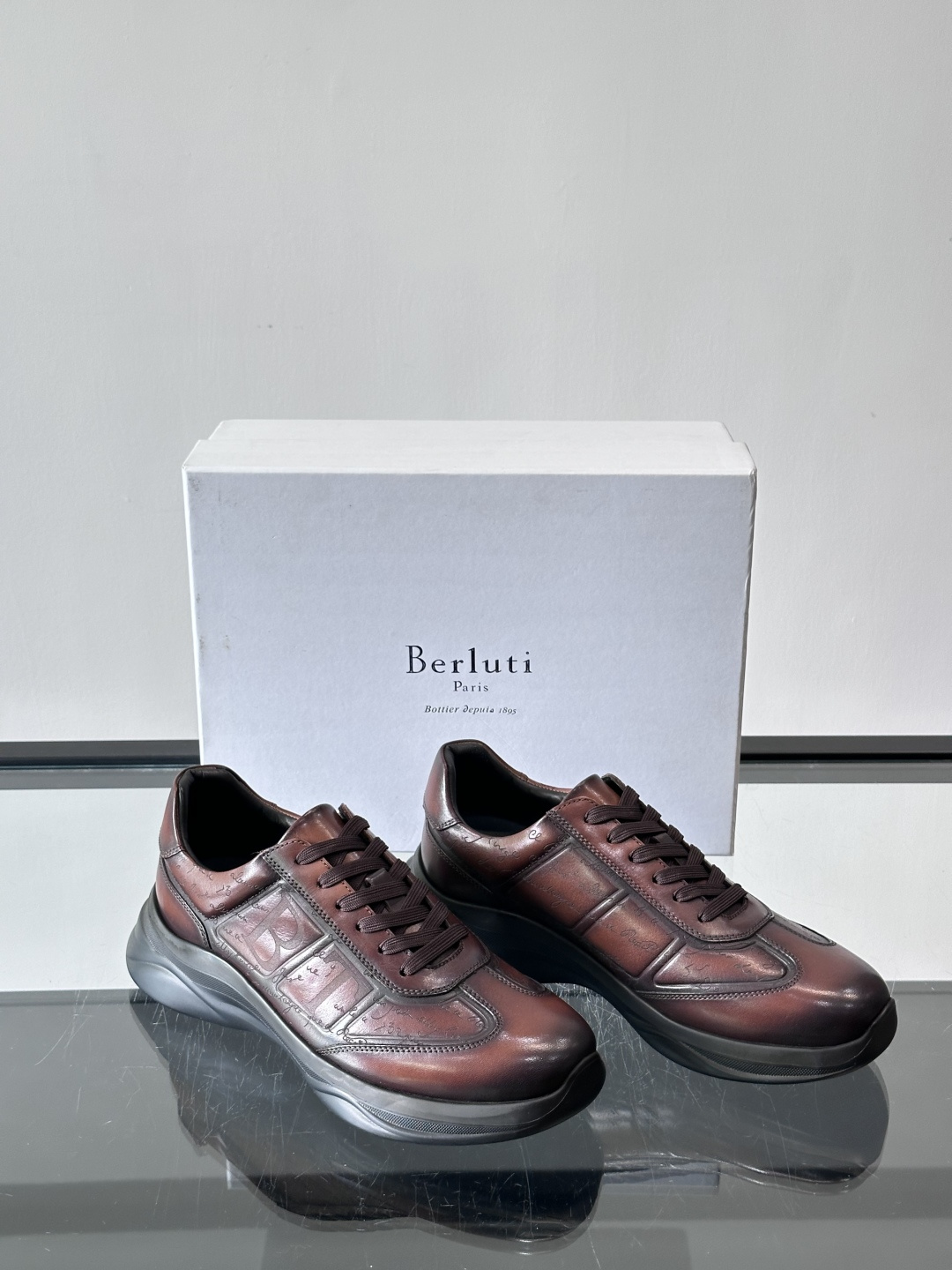 berl布鲁提男士真皮运动鞋意大利奢侈品牌出品，头层牛皮鞋面，质感细腻耐用。侧面有品牌压纹，辨识度超高。